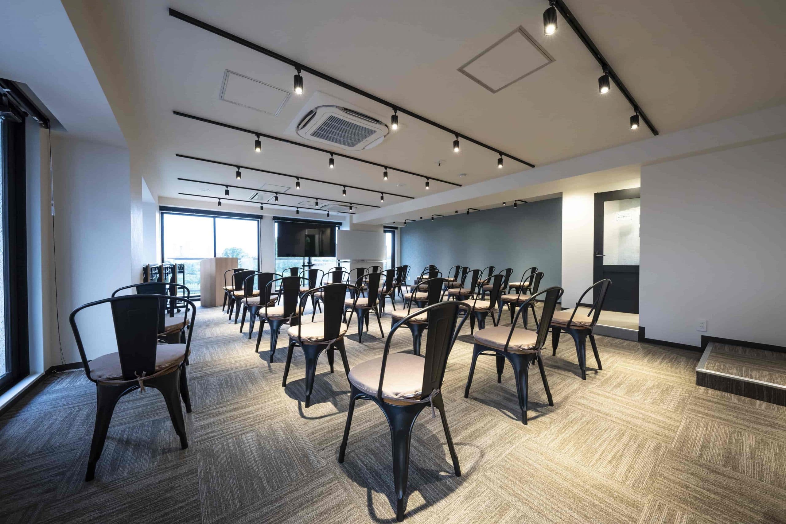 【レイアウト例:椅子のみ並べたシアター形式 ※レイアウト変更はお客様自身で行っていただきます】