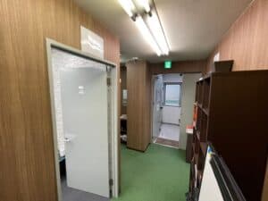 4名個室は入って右側にあります