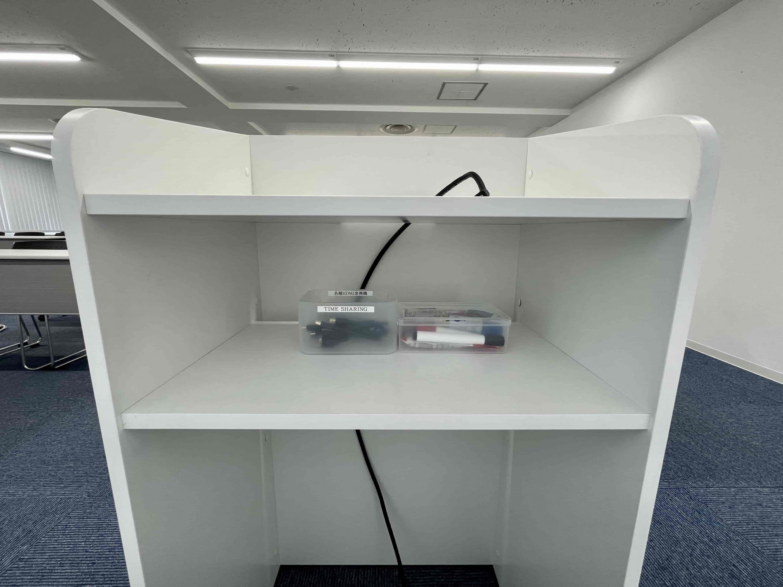 【各種HDMI変換機、ホワイトボード用品は司会台の中にあります】 - TIME SHARING 新宿8Aの写真