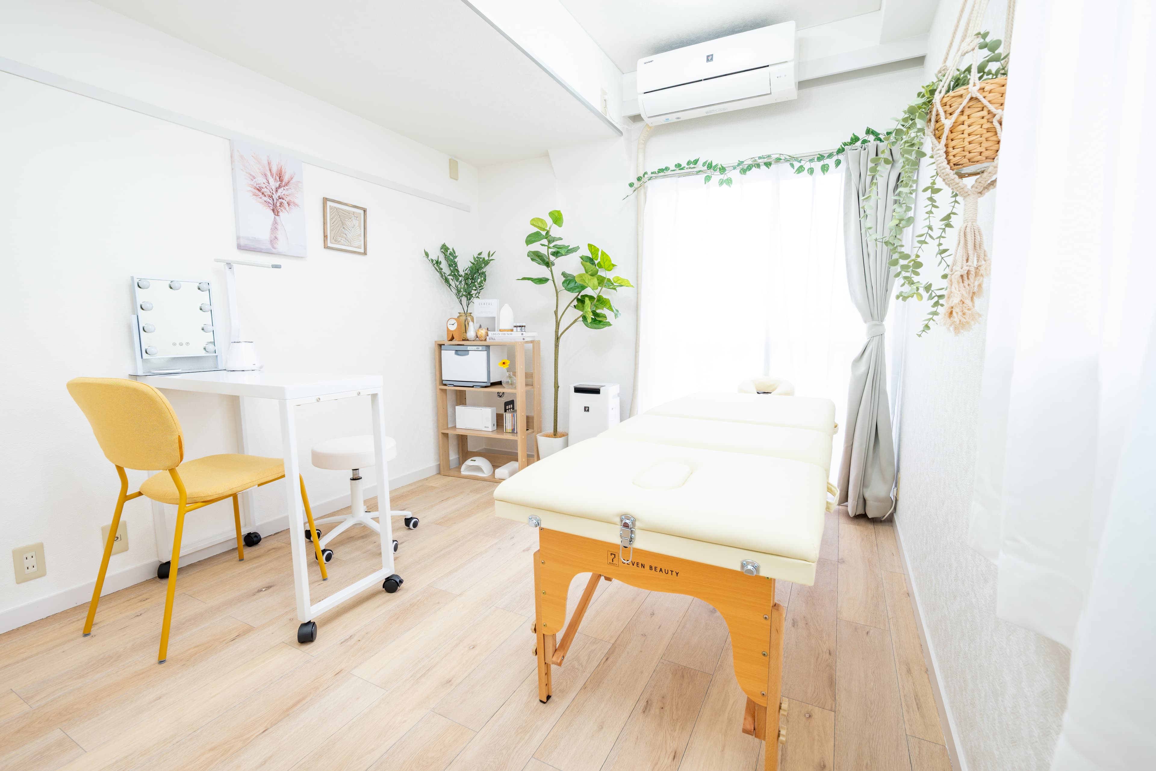 白基調の清潔感のある静かな室内