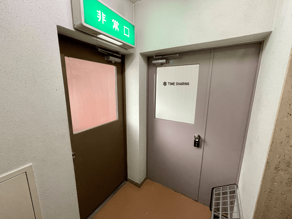 【エレベーターで5階まで上がり、目の前の「TIME SHARING」と貼られたドアが当スペースの入口ドアです】