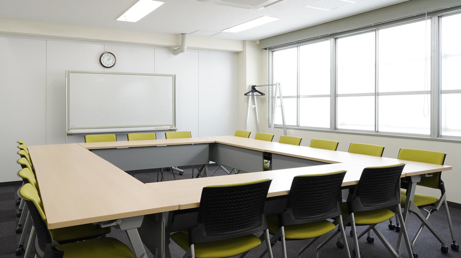 全面に広がる窓からの光で明るく開放的な会議室。セミナーや会議などにぴったりな会場です。※ロの字形式(基本レイアウト) 18名着席