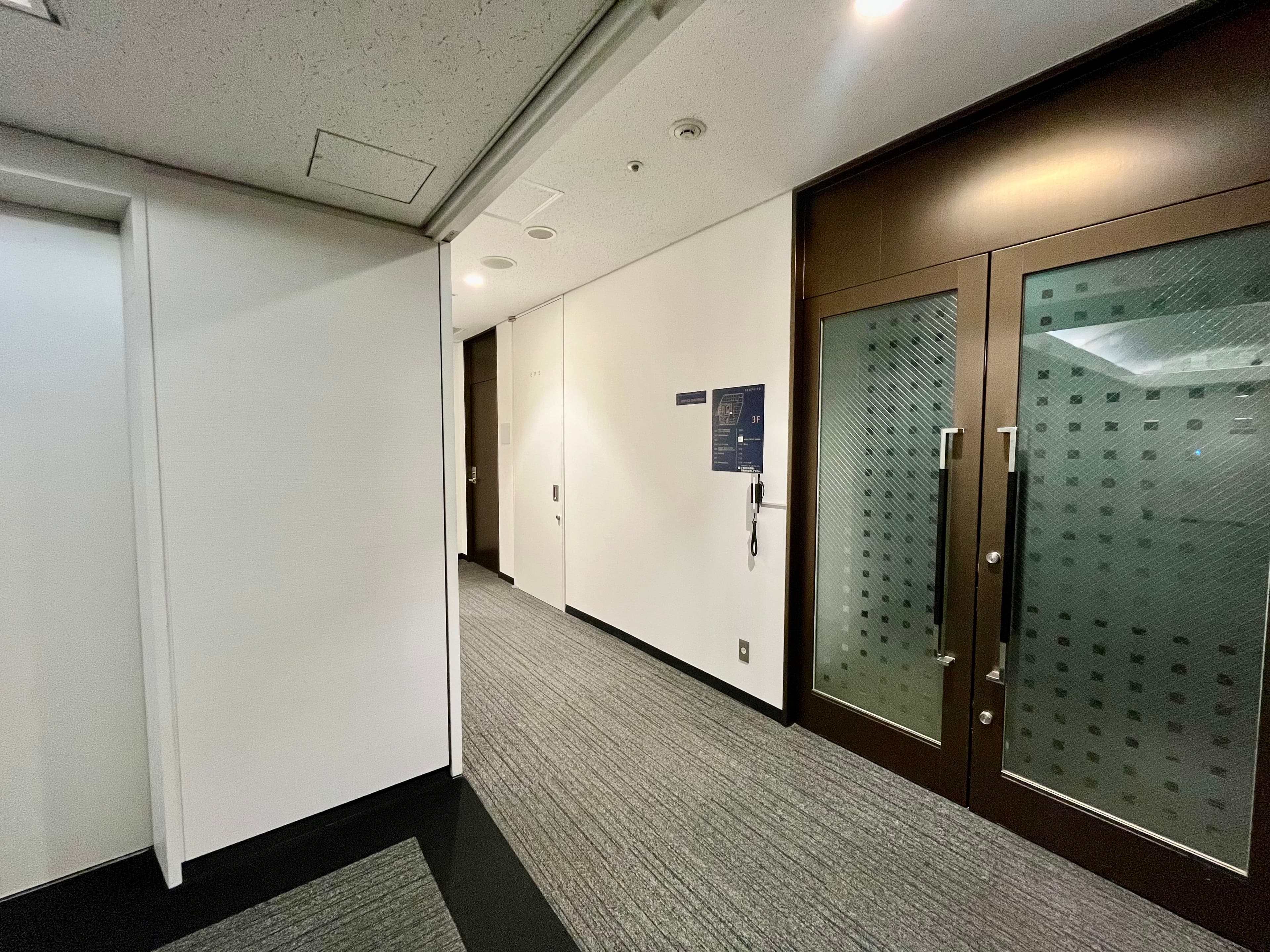 【エレベーターを降りると左手ある共用扉を左折します。】