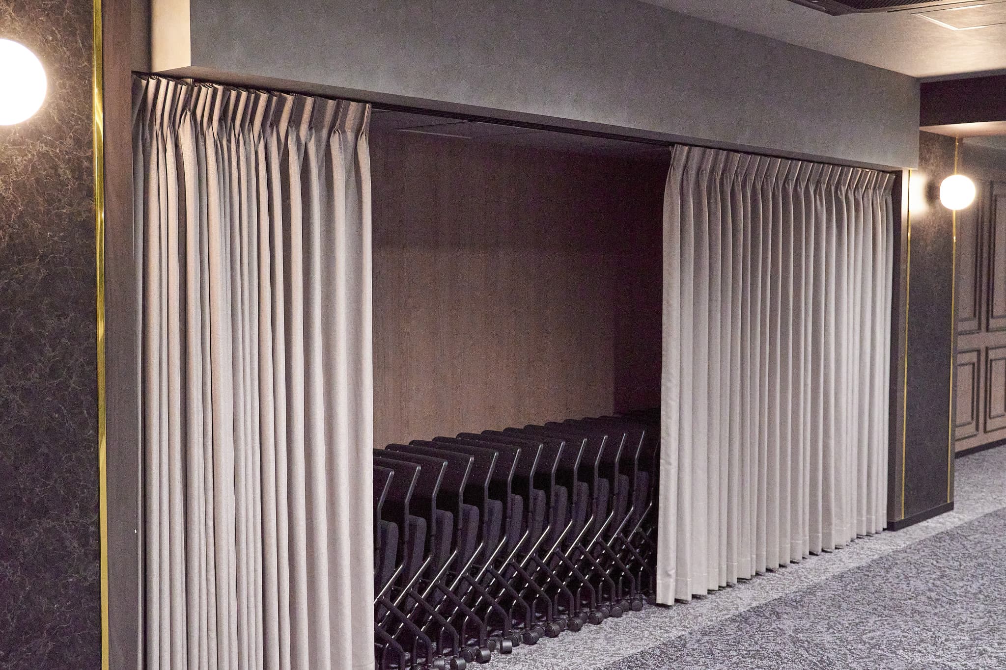 【スペース後方のカーテン裏に予備椅子がございます】