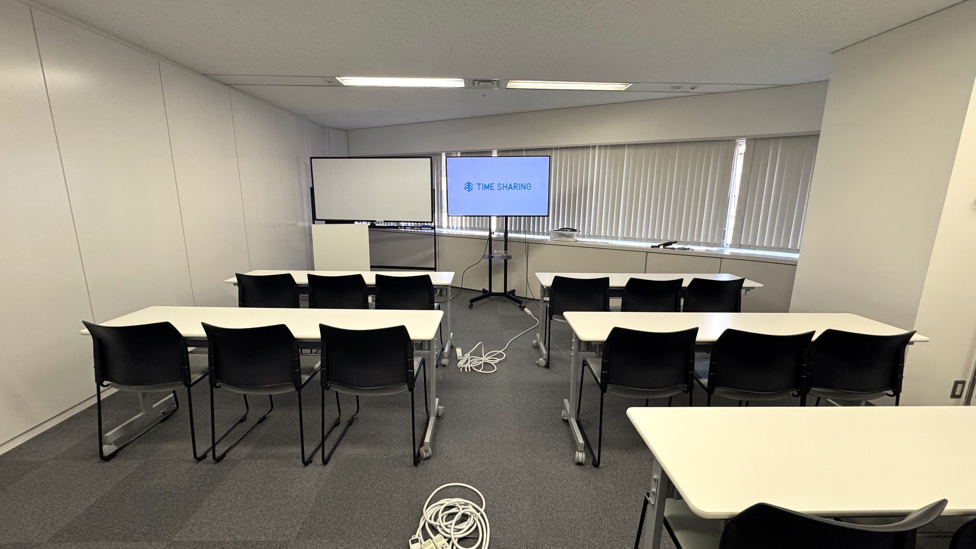 【会議室内の備品は無料でご利用いただけます】