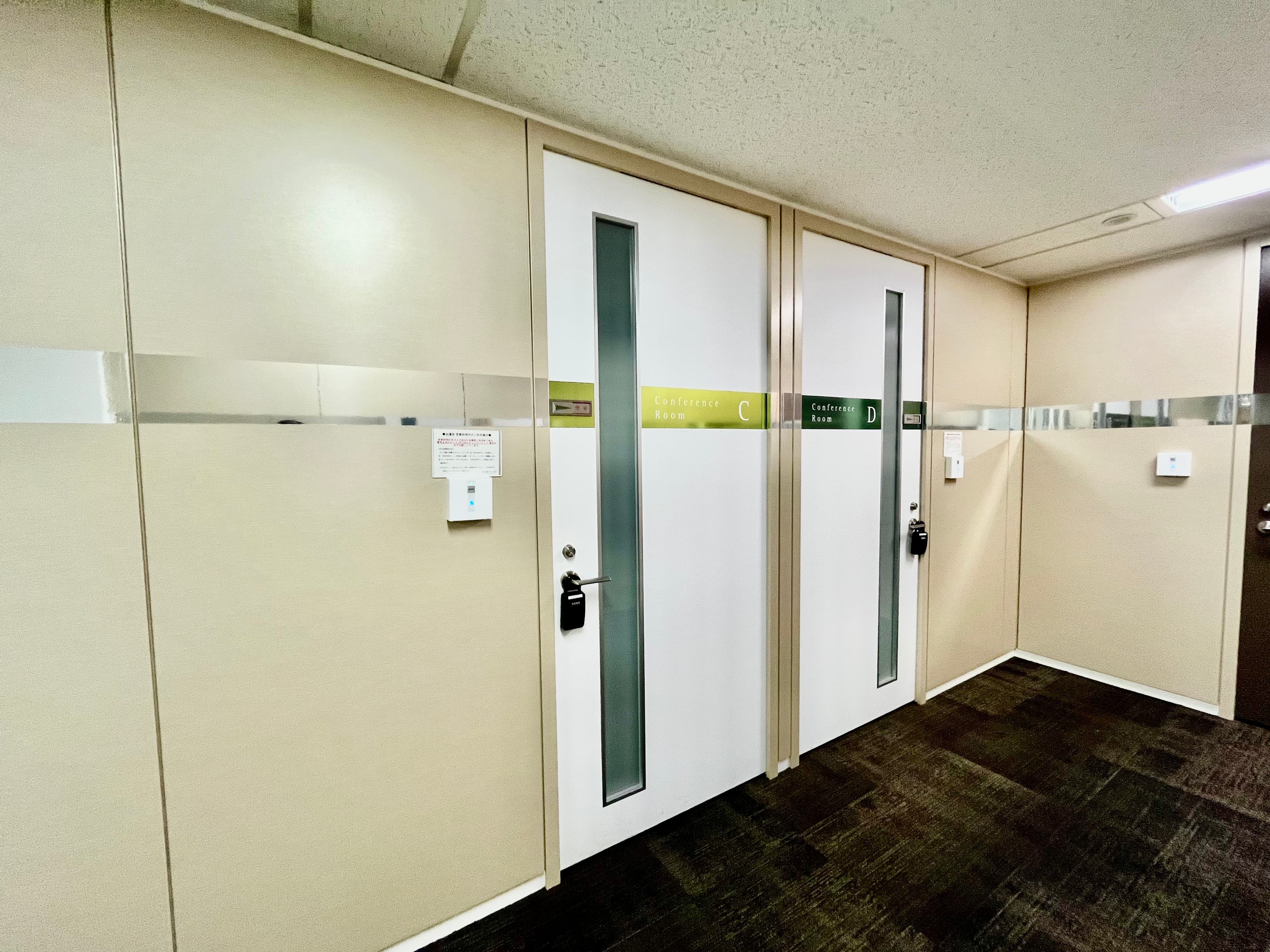 【ドアノブにキーボックスがございます。予約案内に記載の暗証番号に合わせてカードキーをお取りください。】