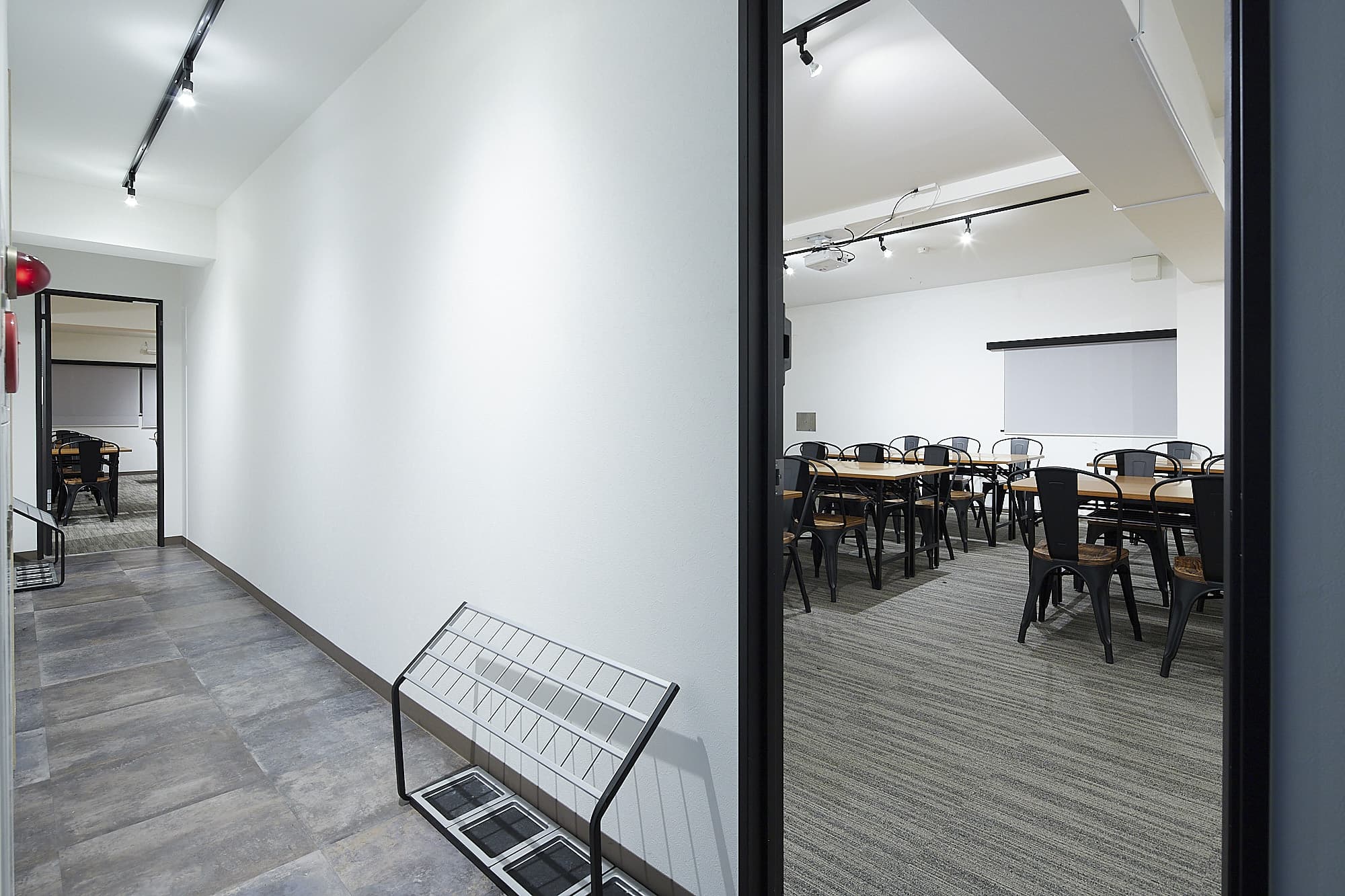 右がRoomAの入り口です