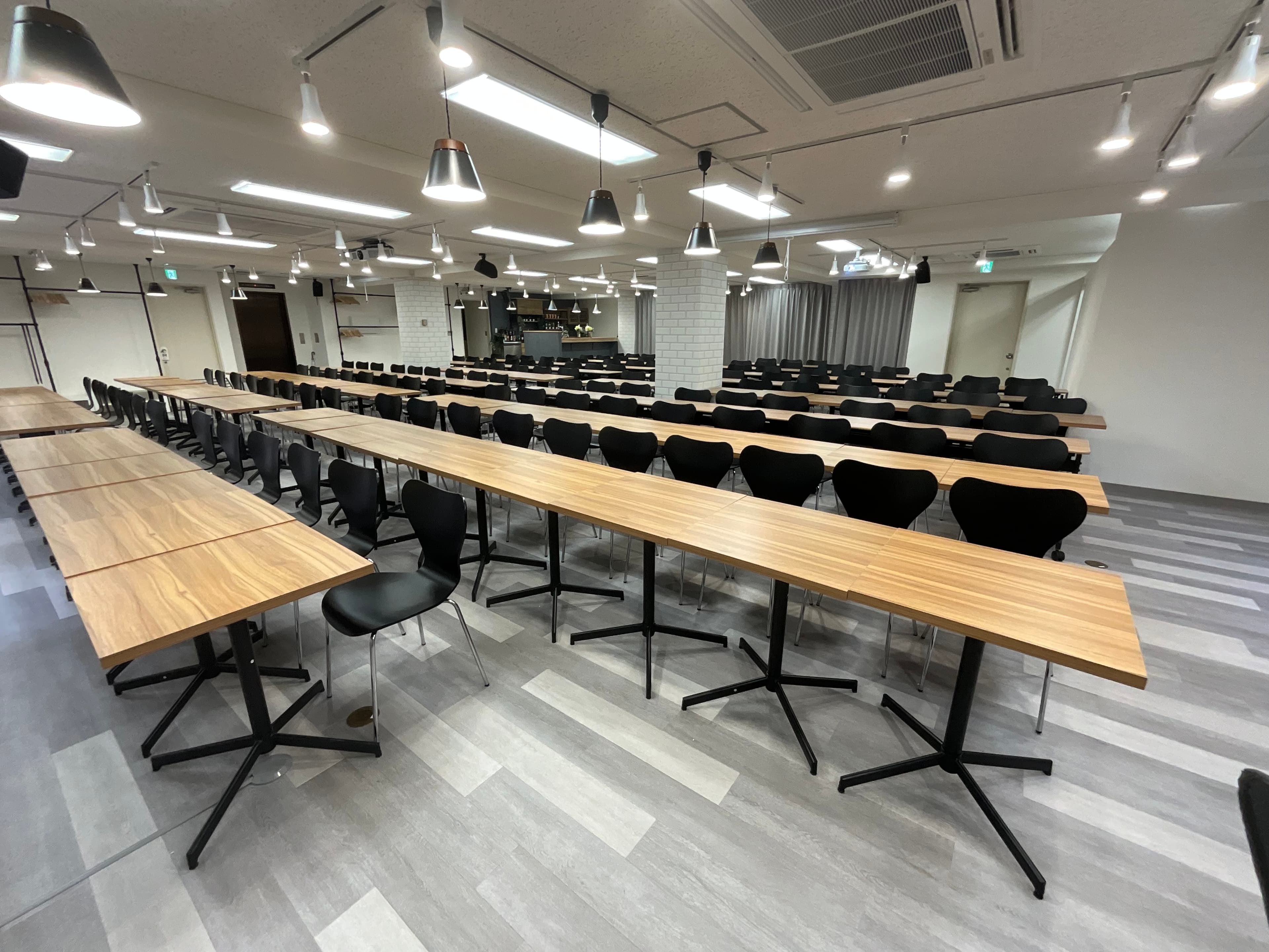 スクール形式最大135名様まで対応可能