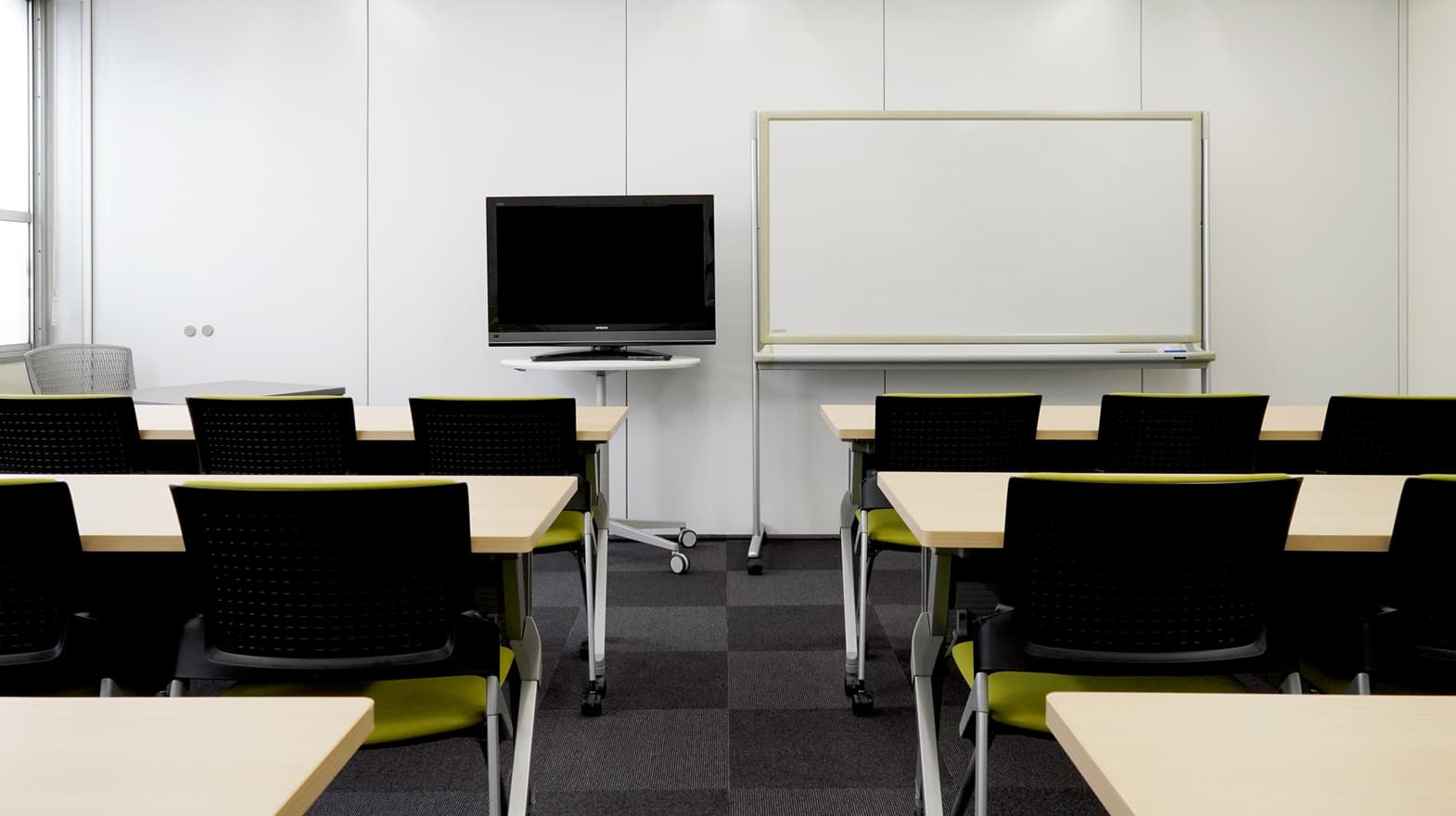 モニターは別会場で同日時で未使用時に貸出可能です。※スクール形式 18名着席可能。