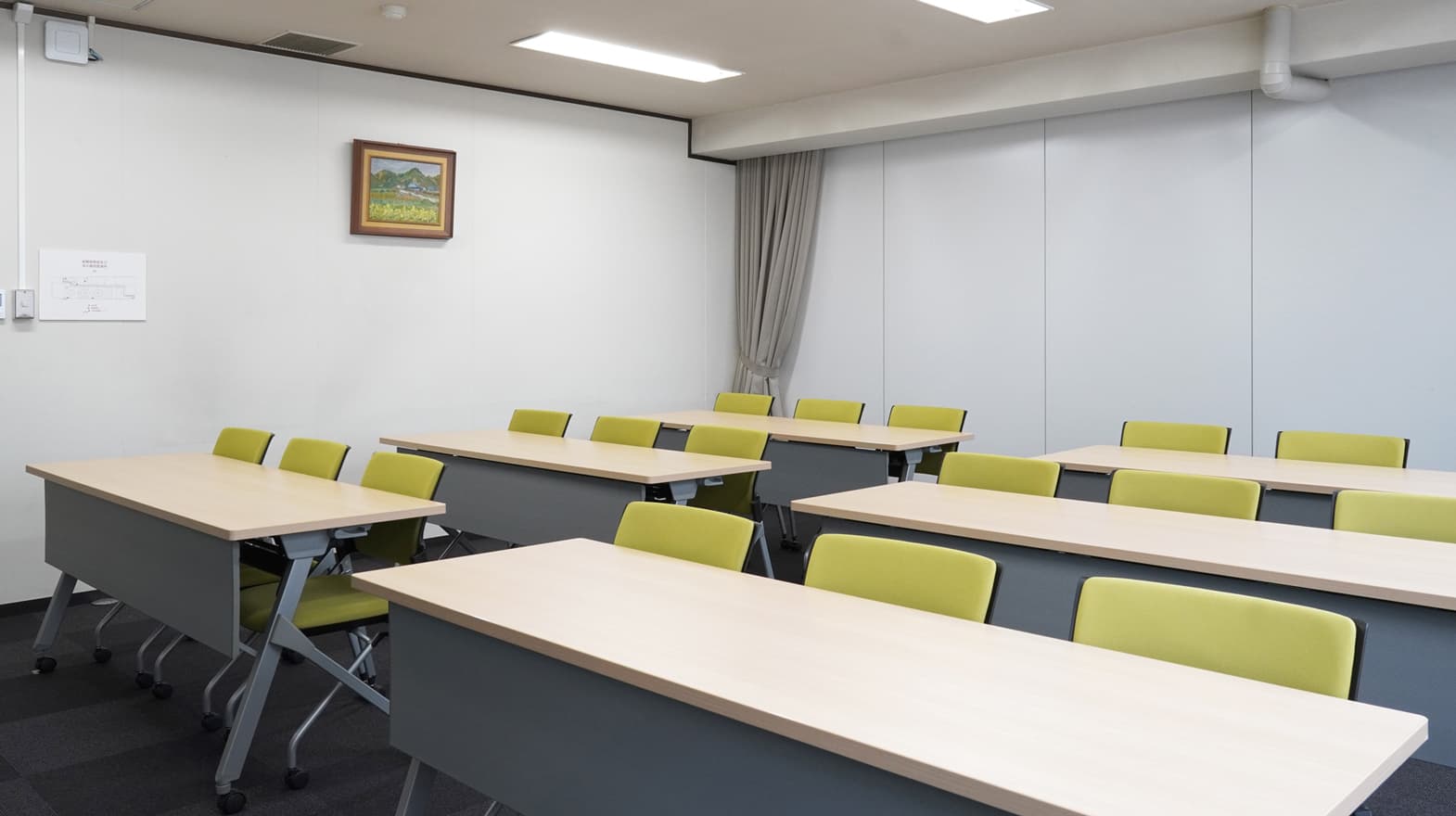 四谷三丁目駅徒歩2分と駅近&リーズナブルな会議室です。※スクール形式 18名着席可能。