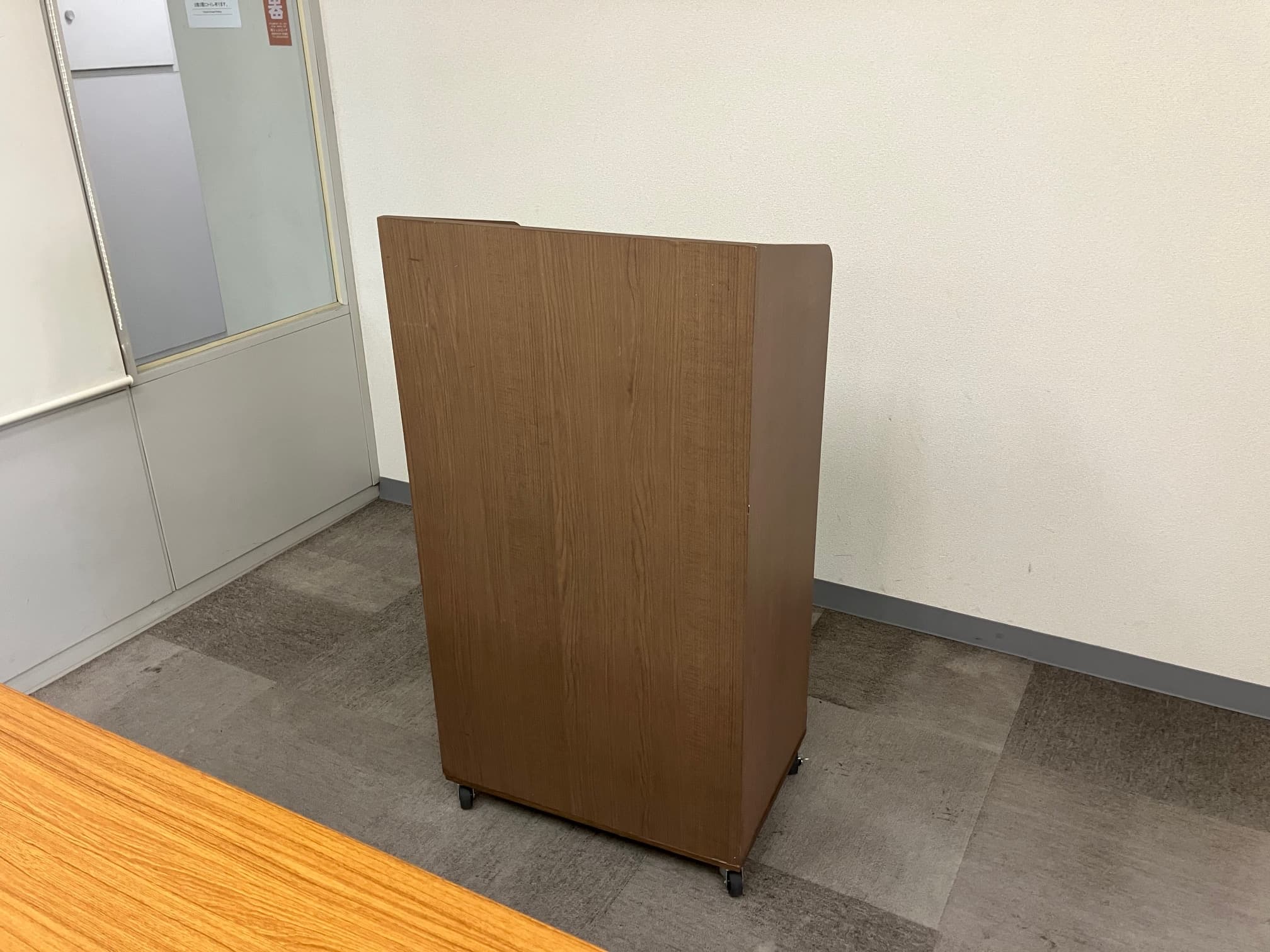 講演会、展示会などイベント会場のスピーチで使用する演台・司会台も無料で貸し出ししております。 パソコンや資料、荷物を置くのにとて