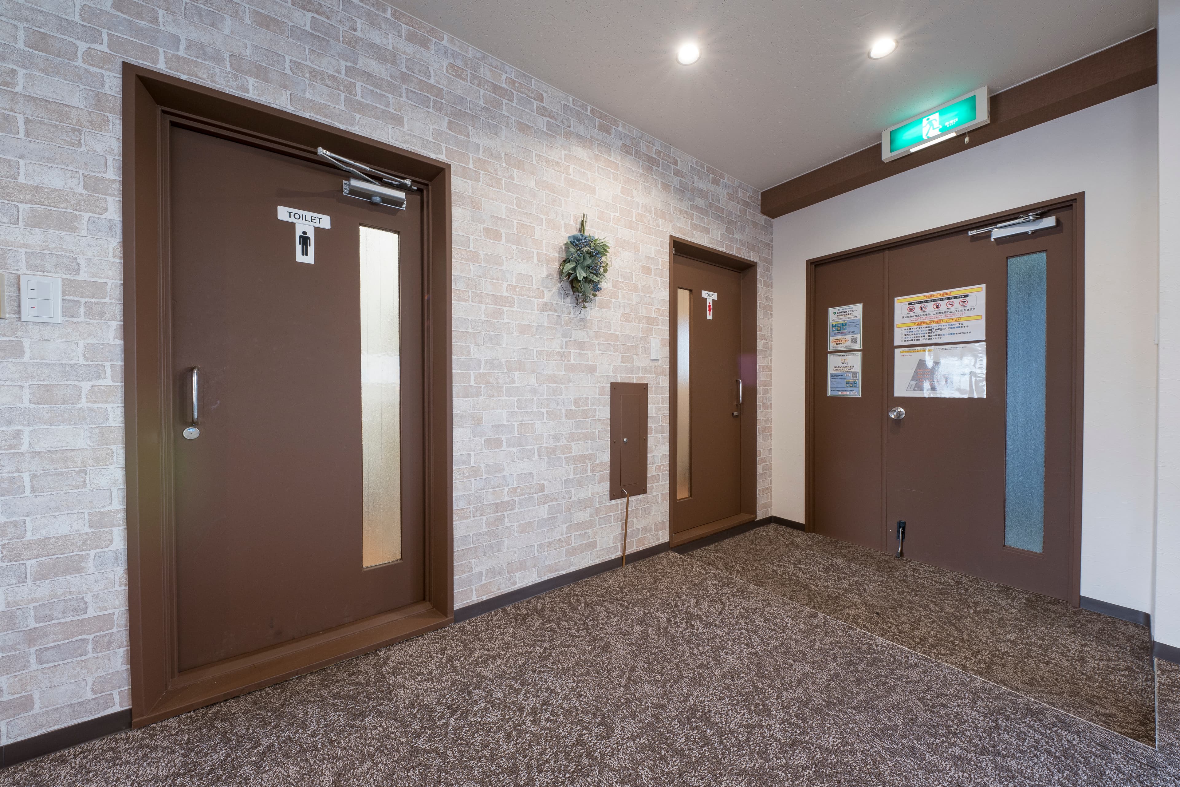 【会議室の後方には、当会議室専用の男女別トイレがございます】