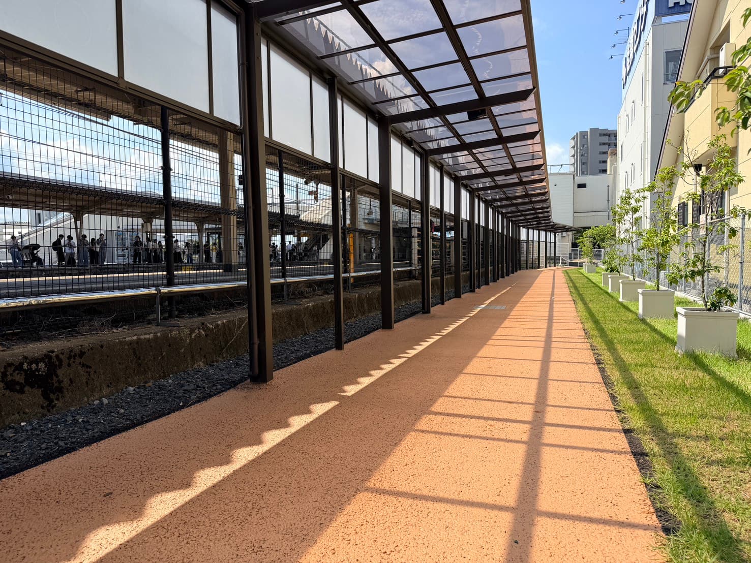 駅すぐ近くまでの屋根付き通路