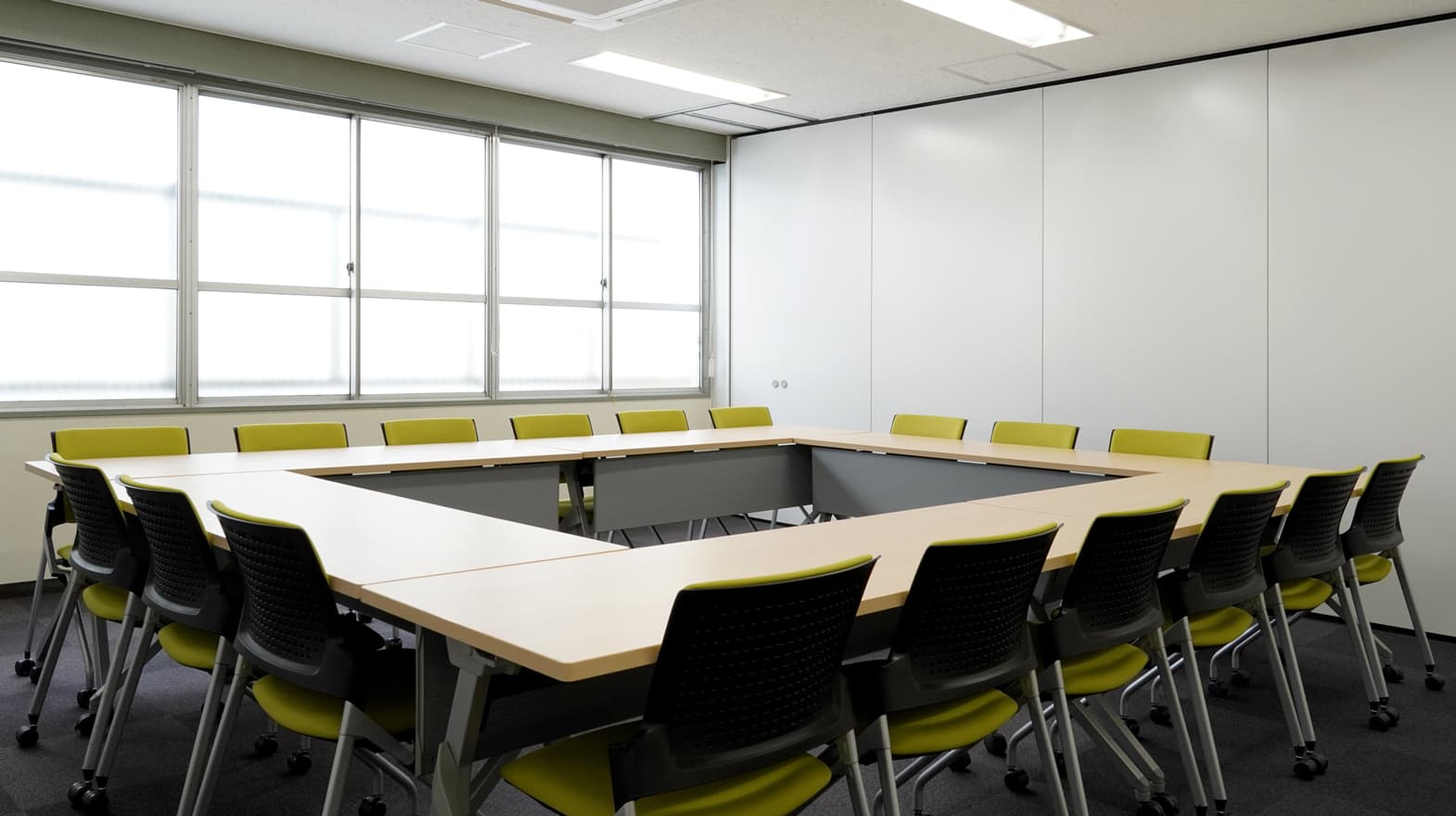 四谷三丁目駅徒歩2分と駅近&リーズナブルな会議室です。※ロの字形式 18名着席可能。