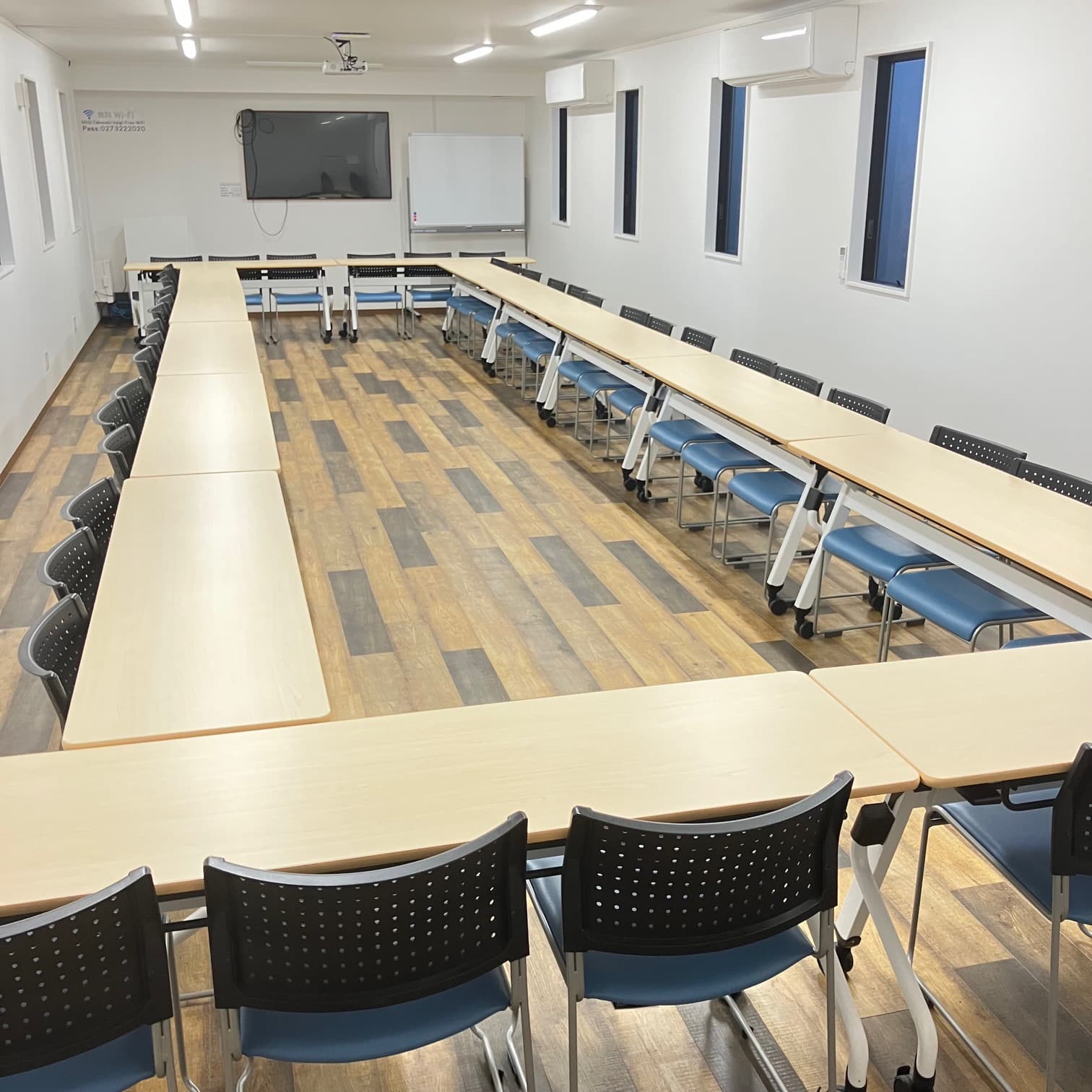 ロの字レイアウト 42席