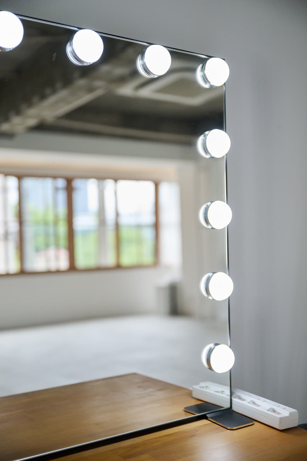 メイク台です。LED付きのハリウッドミラーです