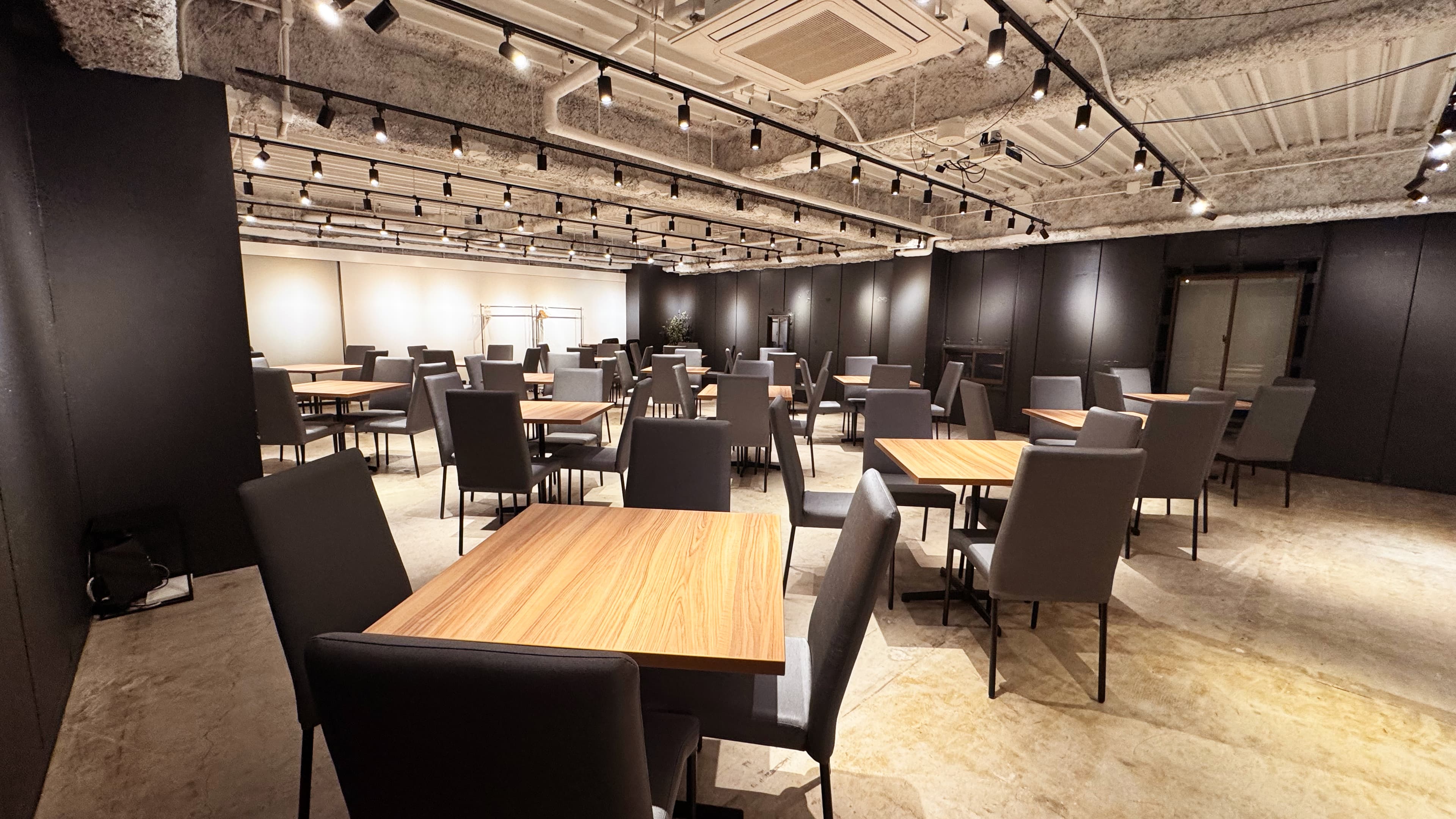 【チェア+デスク:~60名】- グレイドパーク秋葉原