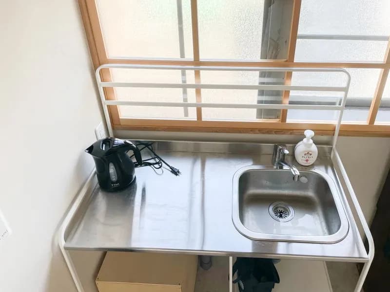 温水・冷水が出るミニキッチンと、電気ケトルあり
