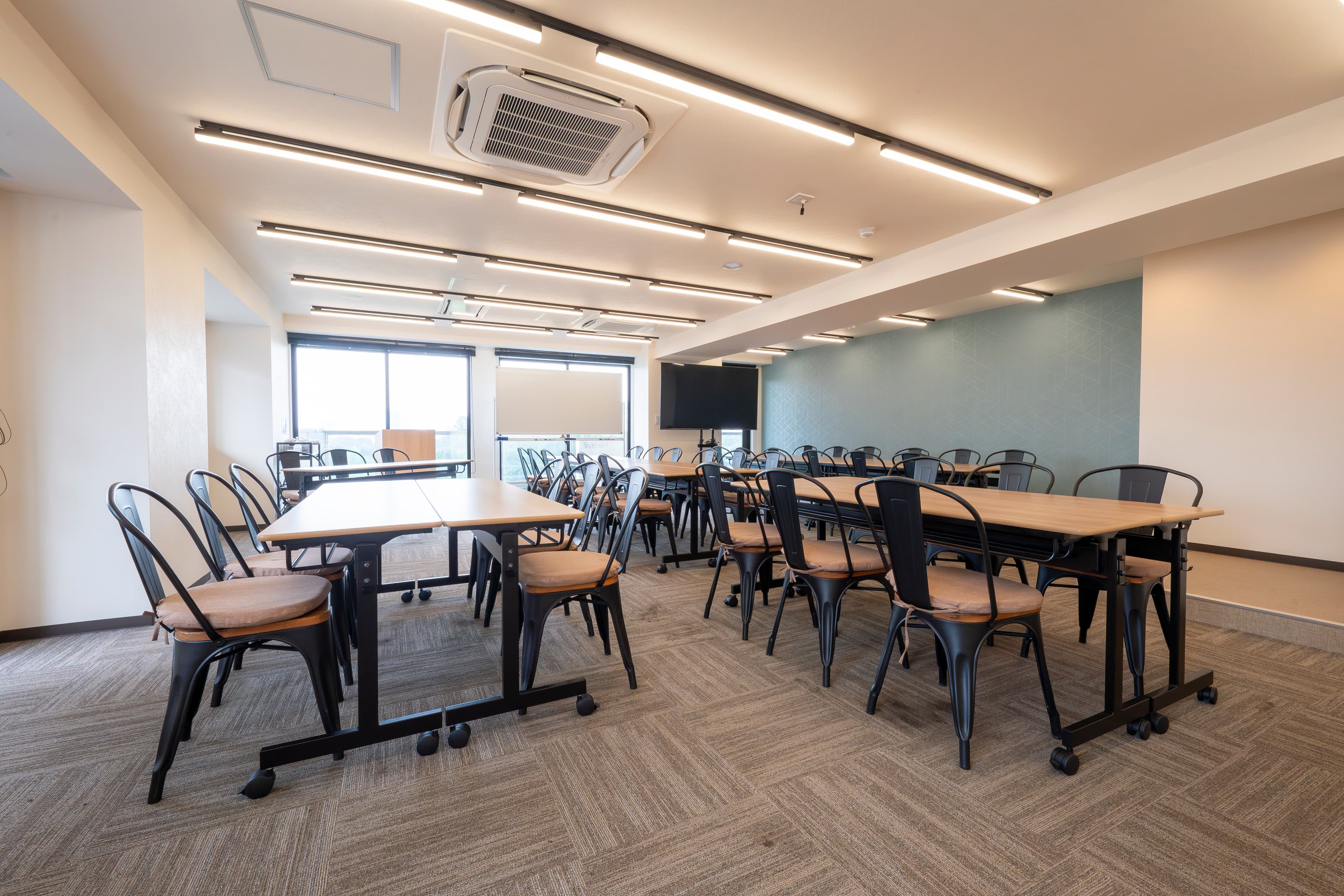 【レイアウト例:島型形式 ※レイアウト変更はお客様自身で行っていただきます】