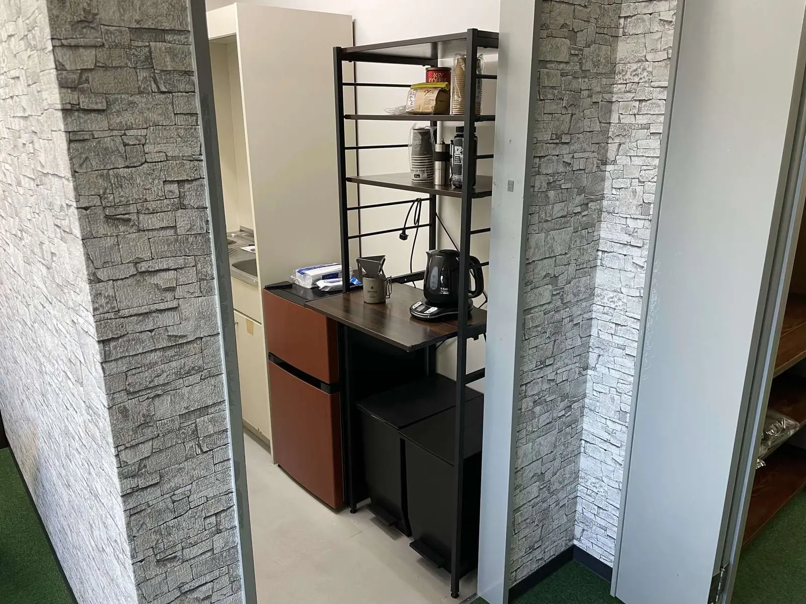 カーテン裏がキッチンです。共有でご利用になれます。