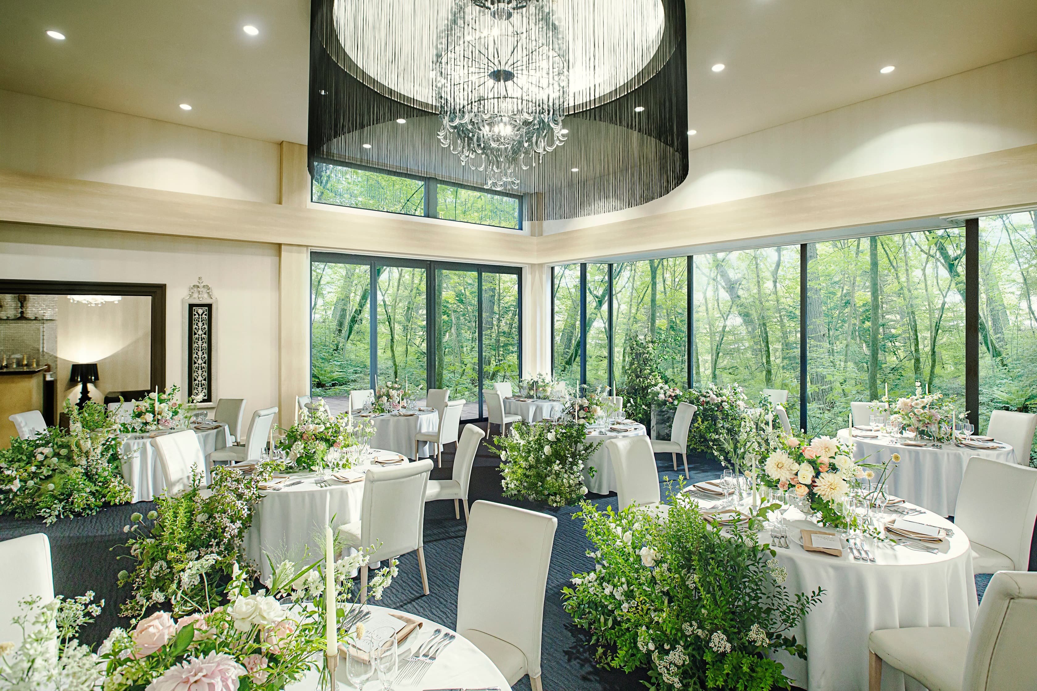 天井高と自然光が印象的な開放感あふれるホール。セミナー・講演会・企業イベントなど多目的にご利用いただけます。