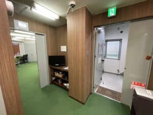 入口から入って右側が5名個室です