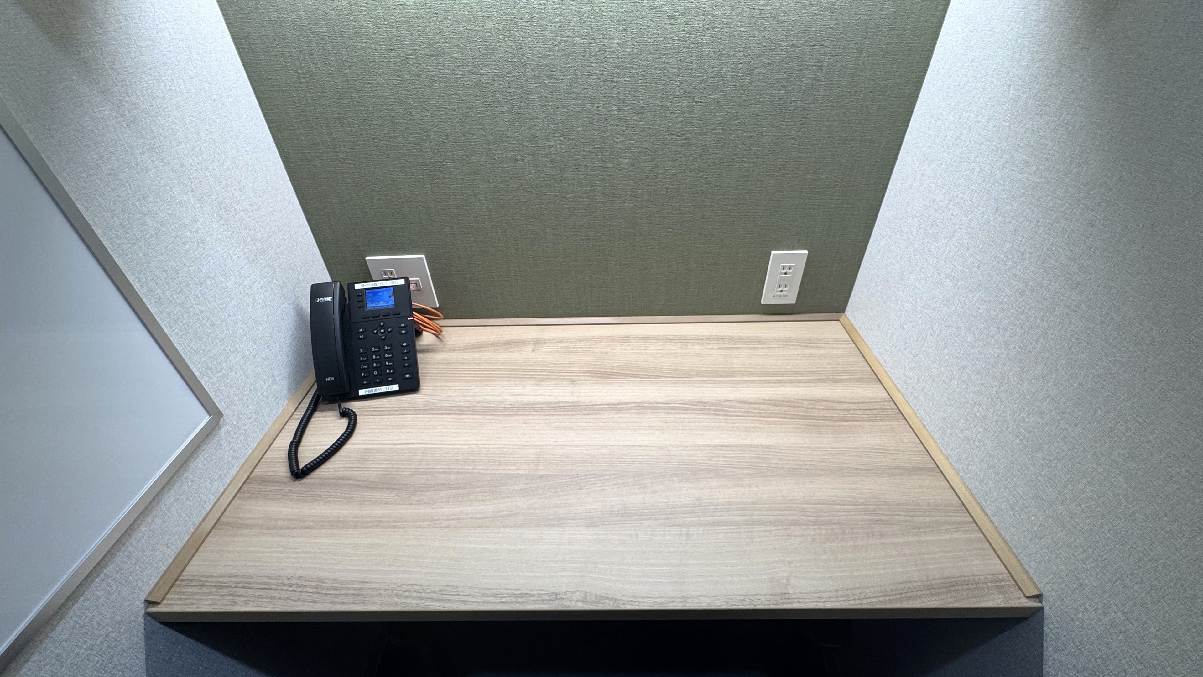 【ブース内の机はPC作業にちょうど良いコンパクトサイズです】