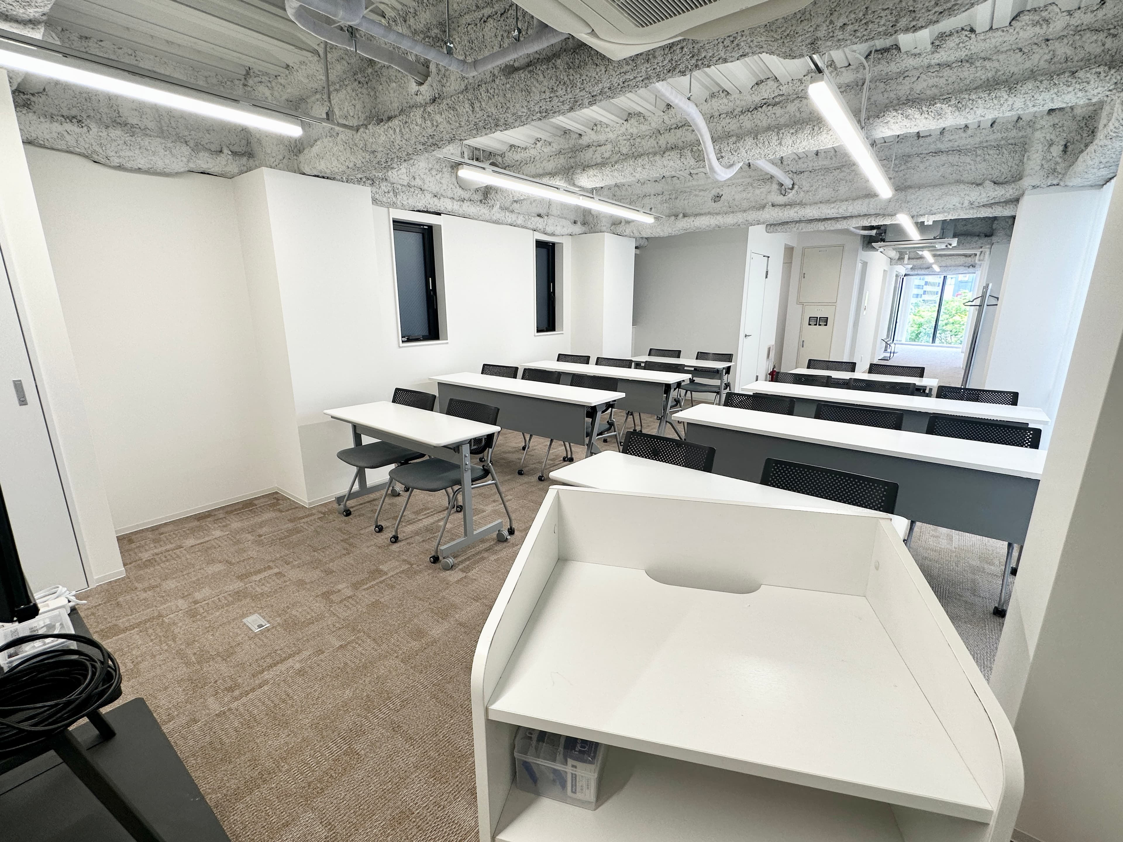 【司会台からコミュニケーションが取りやすいサイズ感の会議室です】