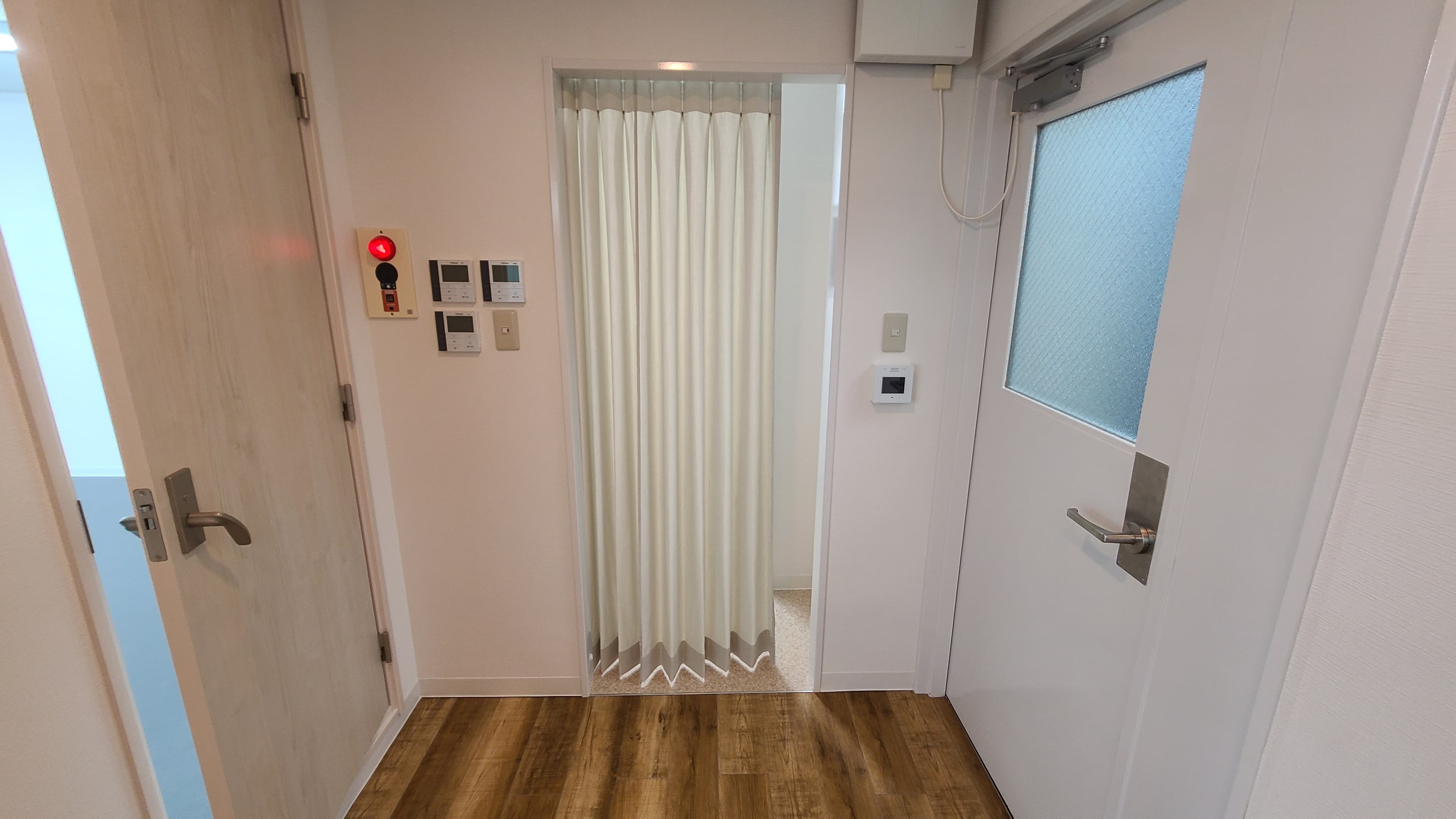 各部屋に更衣室完備です。