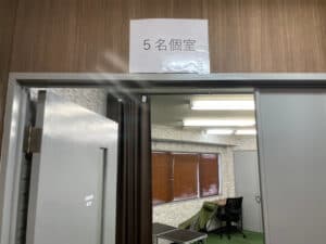 5名個室のドア上に案内があります