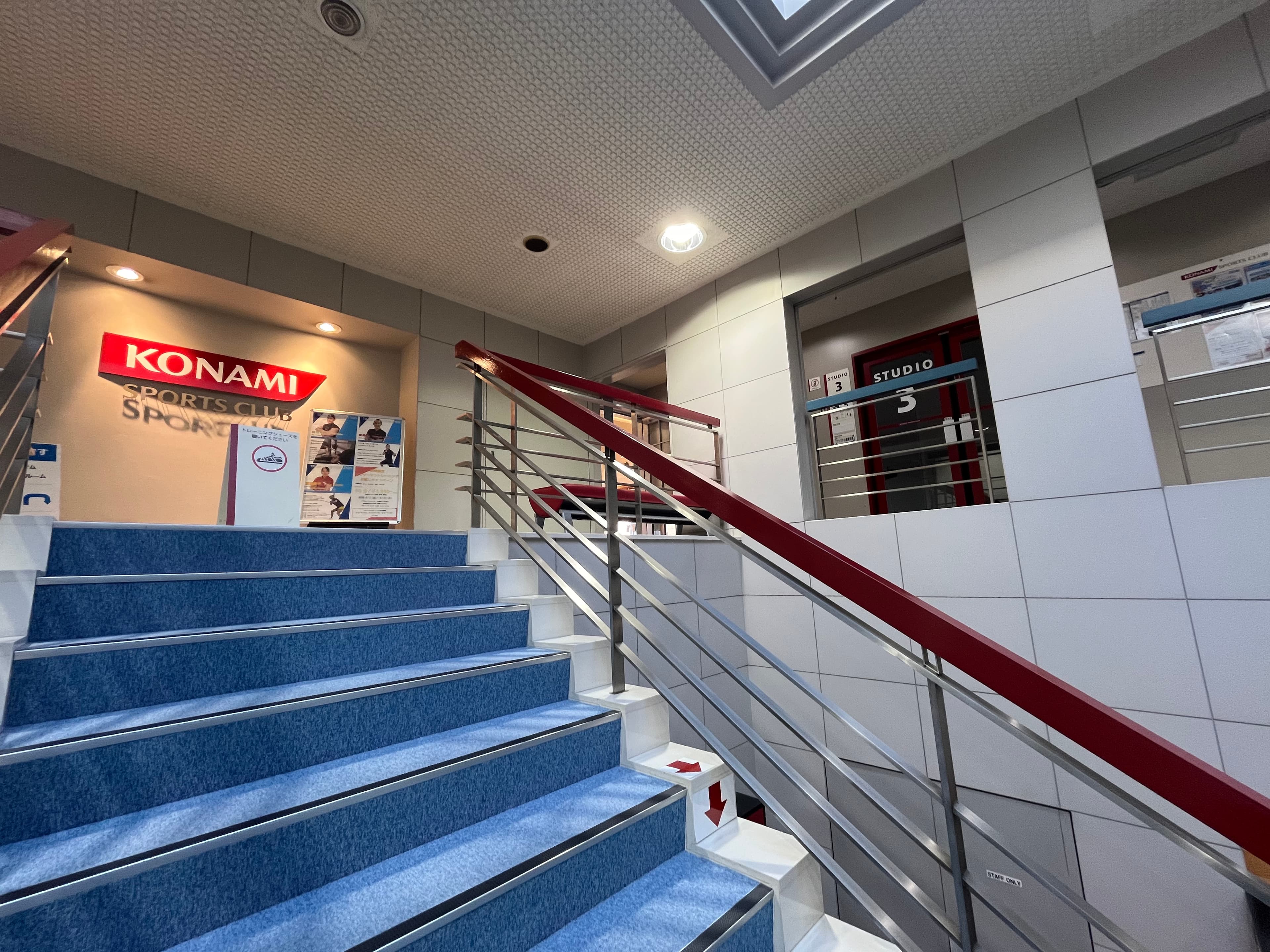 【突き当りを右に曲がるとSTUDIO3がございます】