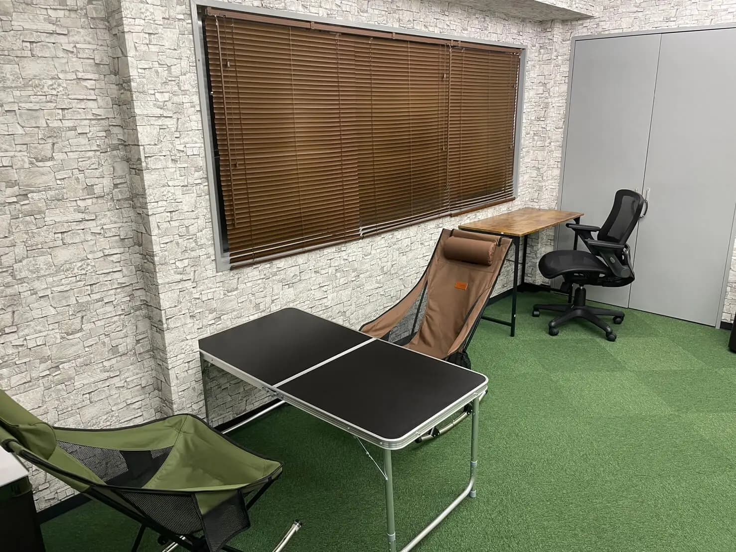 ワークデスクとワークチェアを配置しています