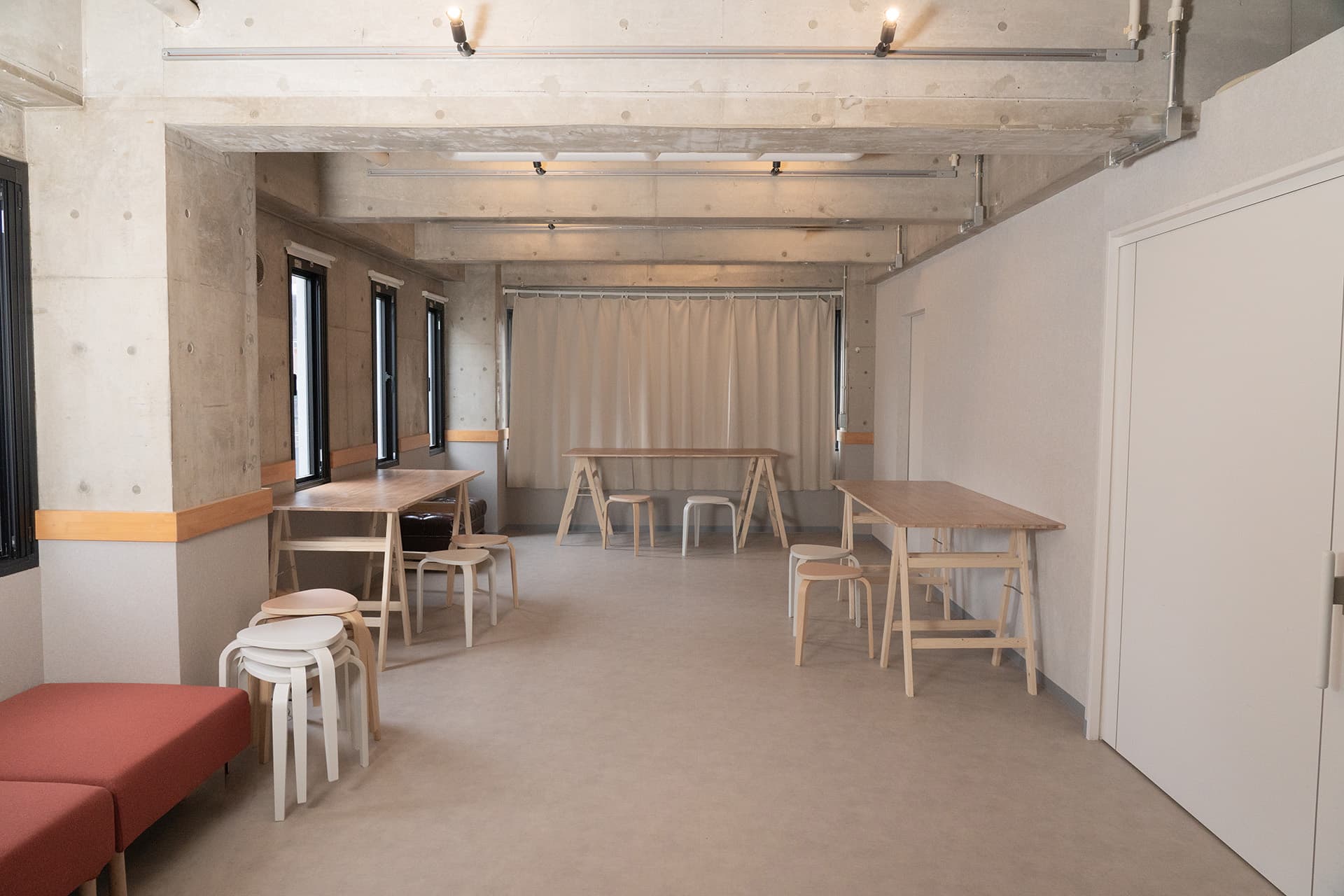 【レイアウト例】空間を広く使った分散スタイル。コワーキングスペースとしても使えますが、個展や展示会など、回遊性を持たせたい場合に