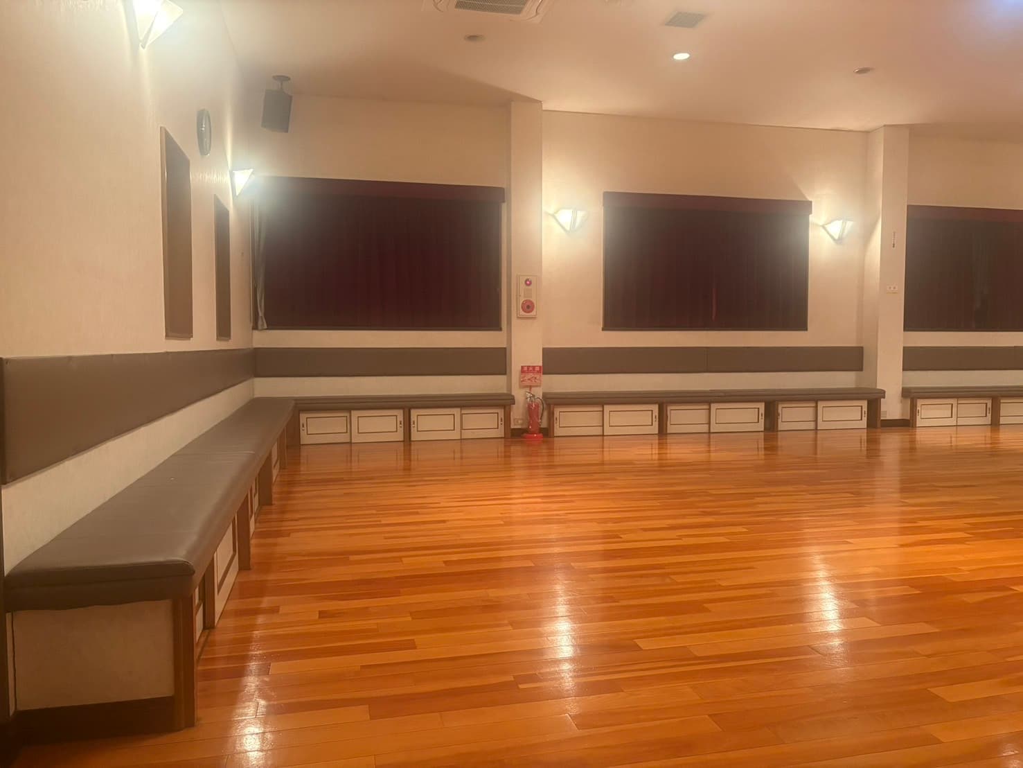 すぐ座れるロングベンチ レンタルスタジオ中村公園 名古屋市中村区