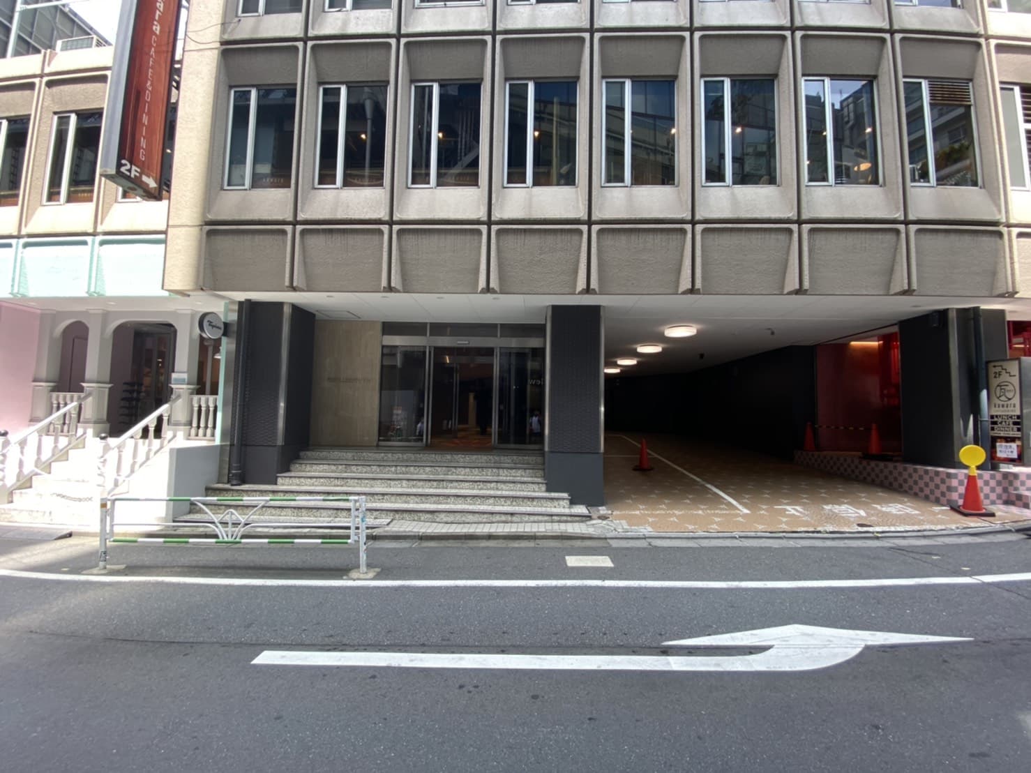 【建物の正面入り口】 - TIME SHARING 渋谷ワールド宇田川ビル9Bの写真