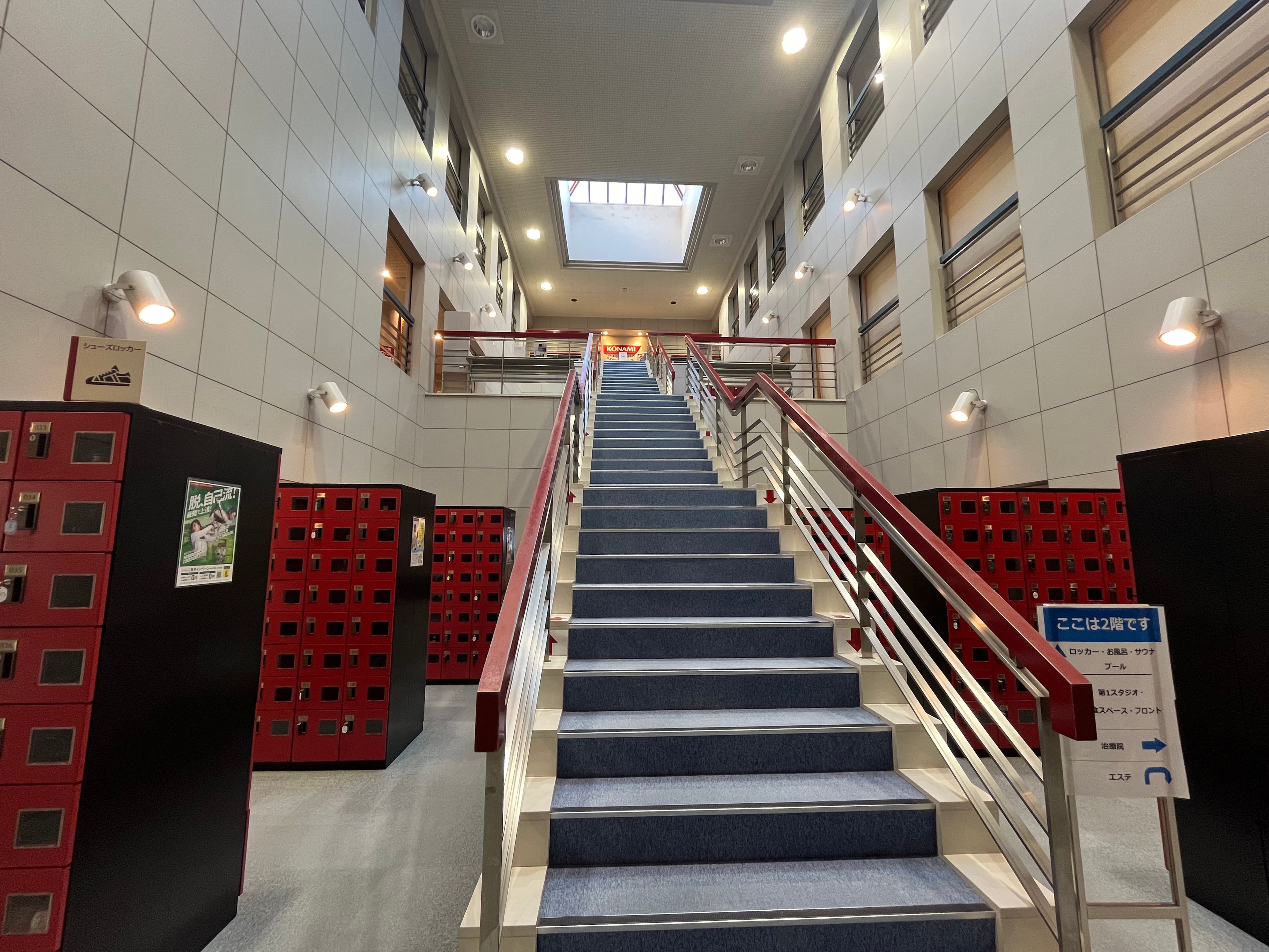 【共用部階段にて4階まで上がります】