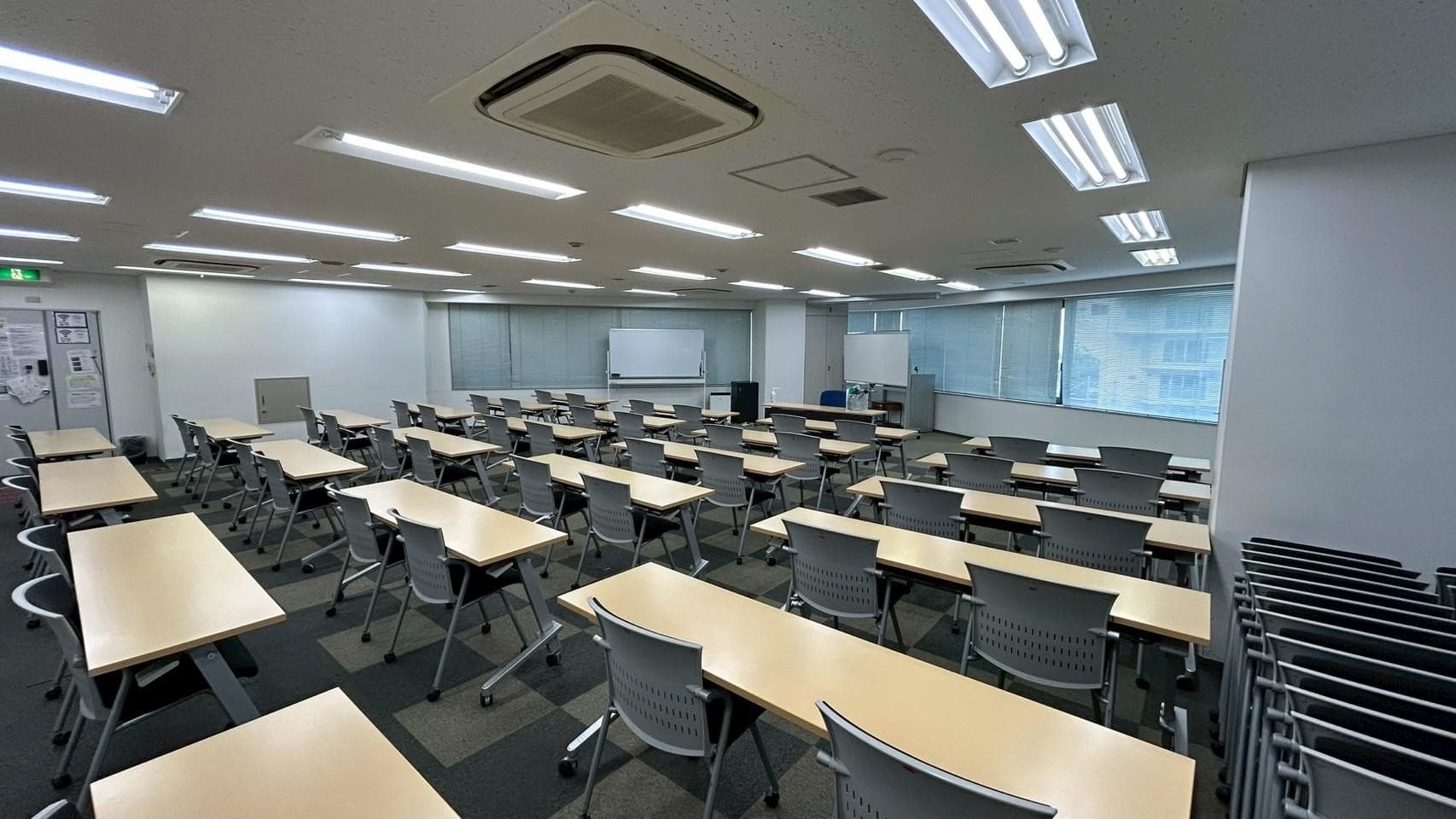 【ホワイトボード、演台、OAタップ、Wi-Fiは無料でご利用可能です!】