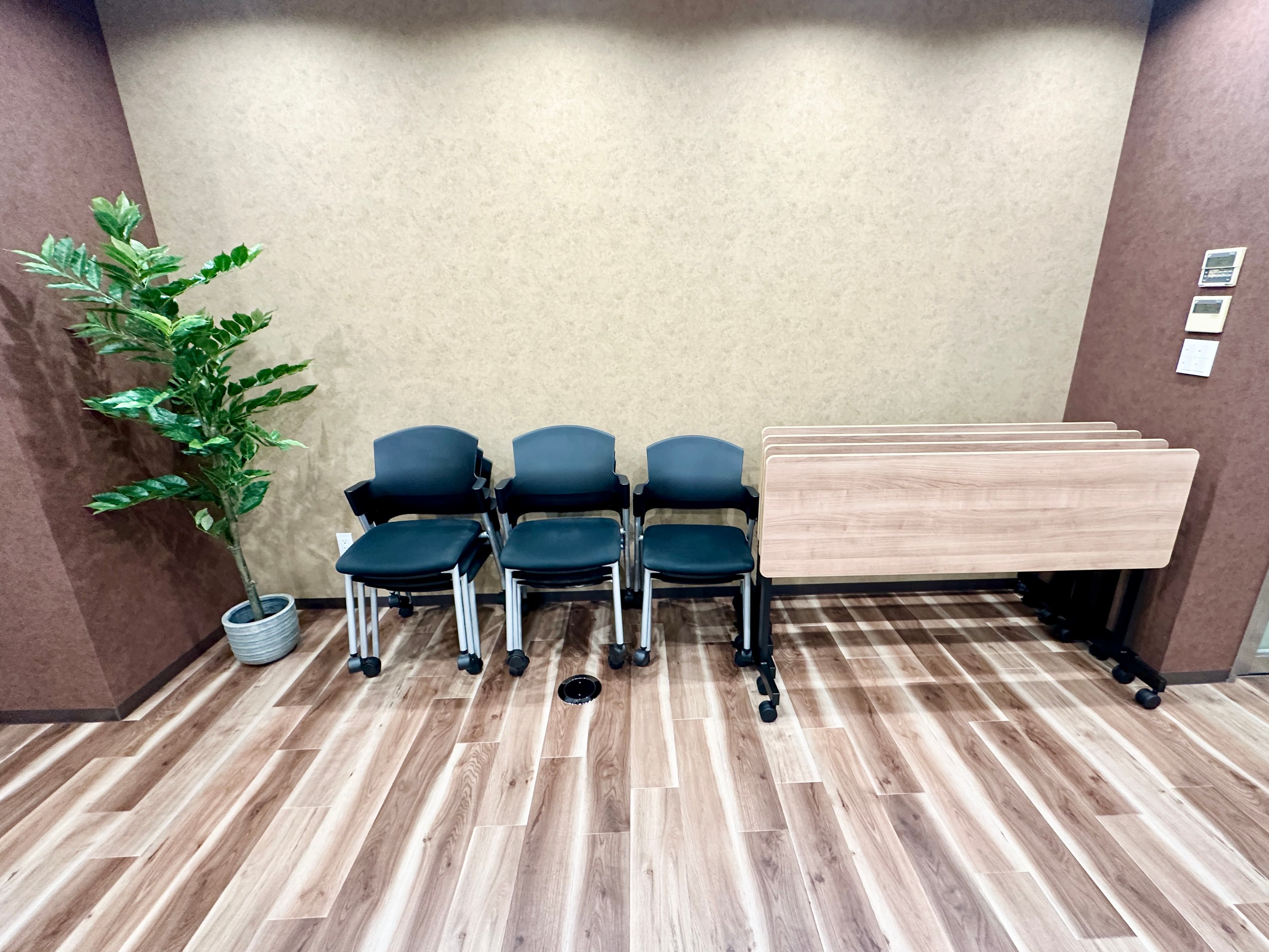 【会議室後方には予備の机と椅子を設置しています】 - TIME SHARING 竹橋 廣瀬第2ビル B1Fの写真