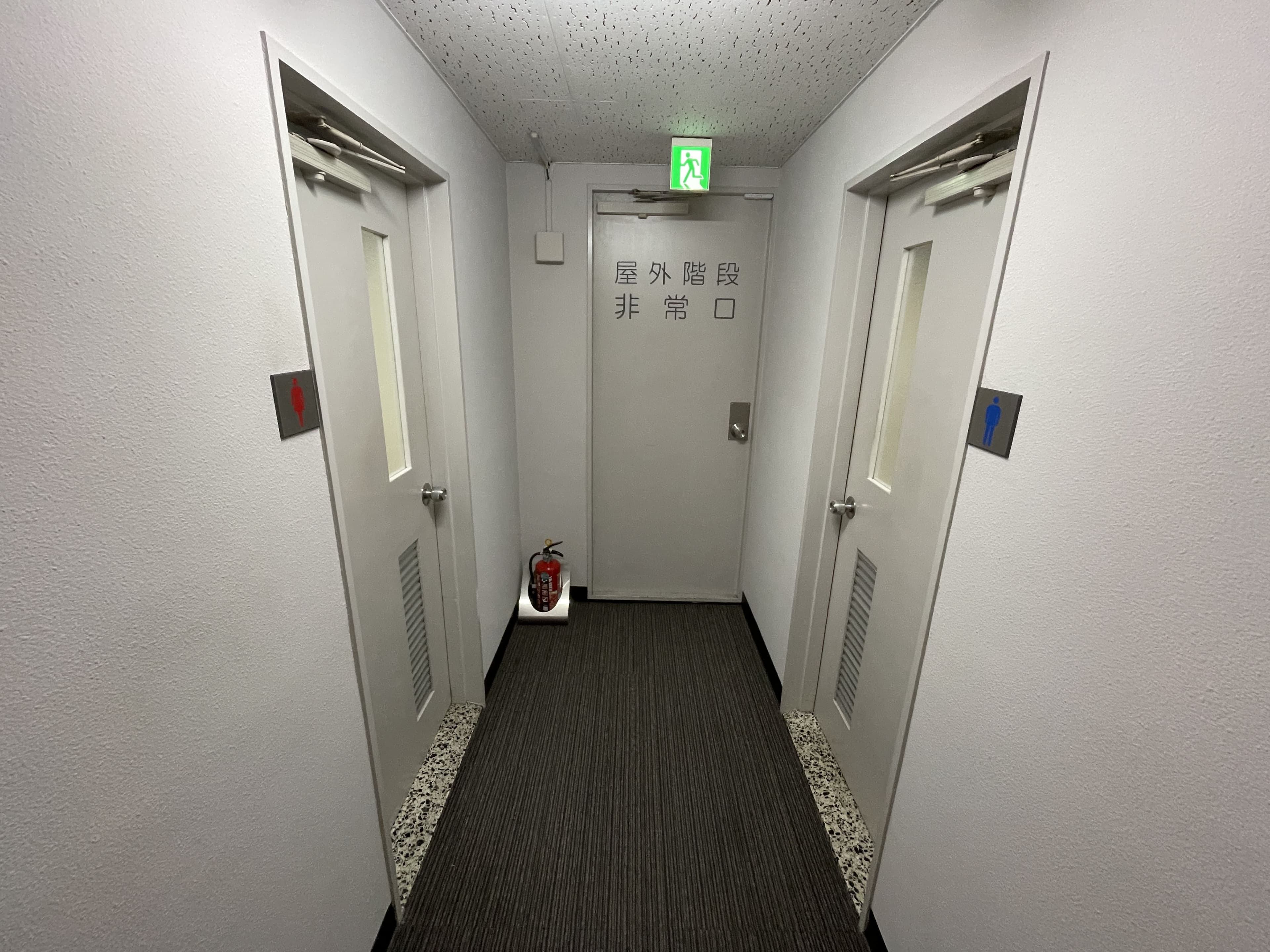 【7階共用部の廊下を突き当りまで進むと男女別トイレがあります】 - TIME SHARING 渋谷ワールド宇田川ビル7Aの写真