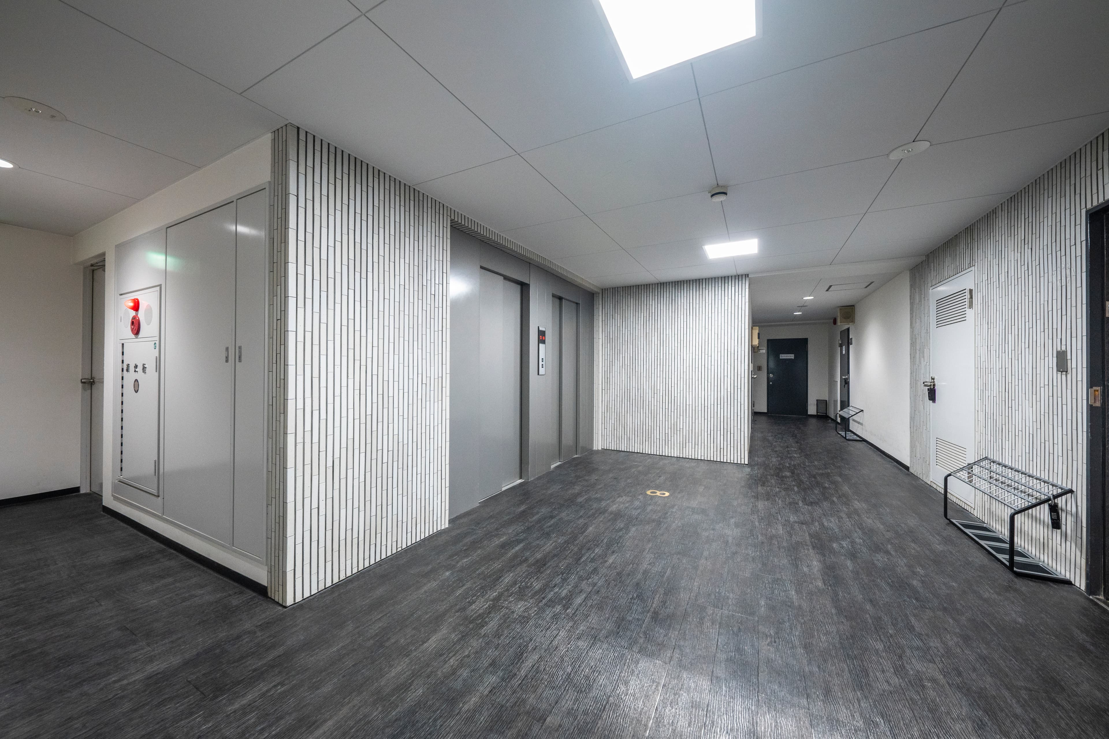 【エレベーターで8階まで上がり、正面のドアが当スペースです】 - TIME SHARING 新宿御苑前 壱丁目参番館8Aの写真