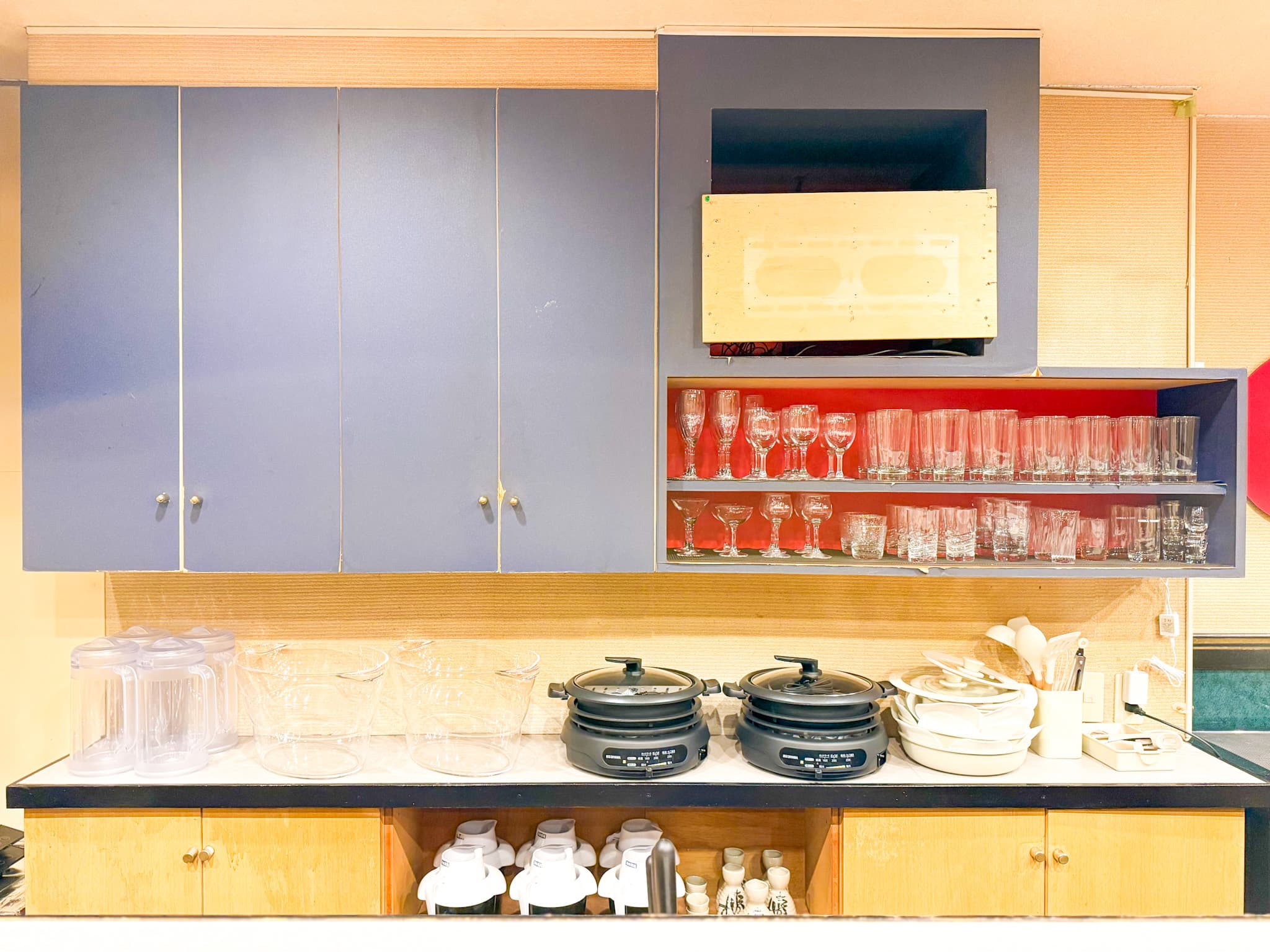 グラスや食器も完備