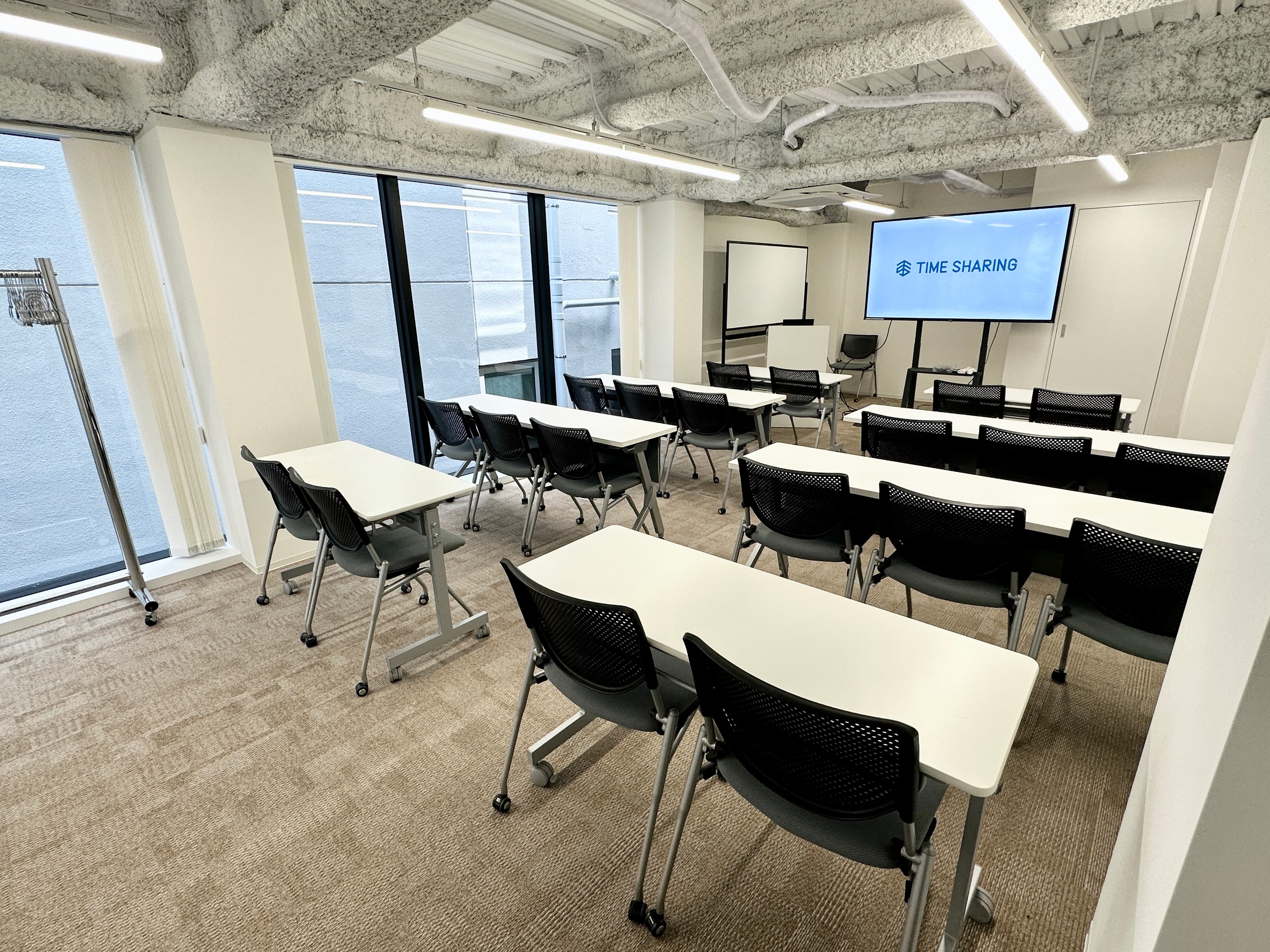 【窓のブラインドは、全て開けることが出来ます】