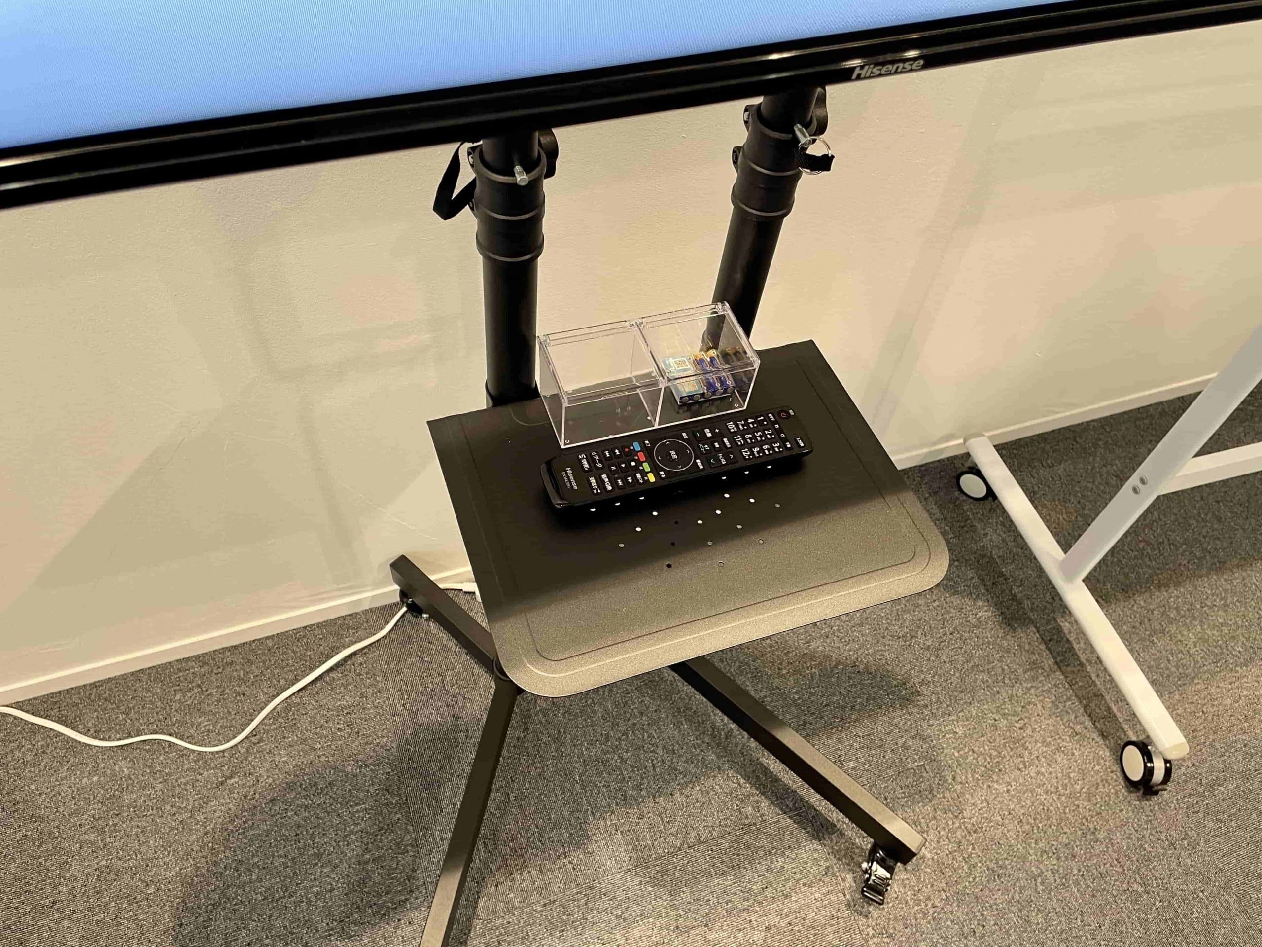 【モニターの電源を入れるリモコンはモニター台に設置しています】 - TIME SHARING 六本木 第6DMJビル 4Eの写真