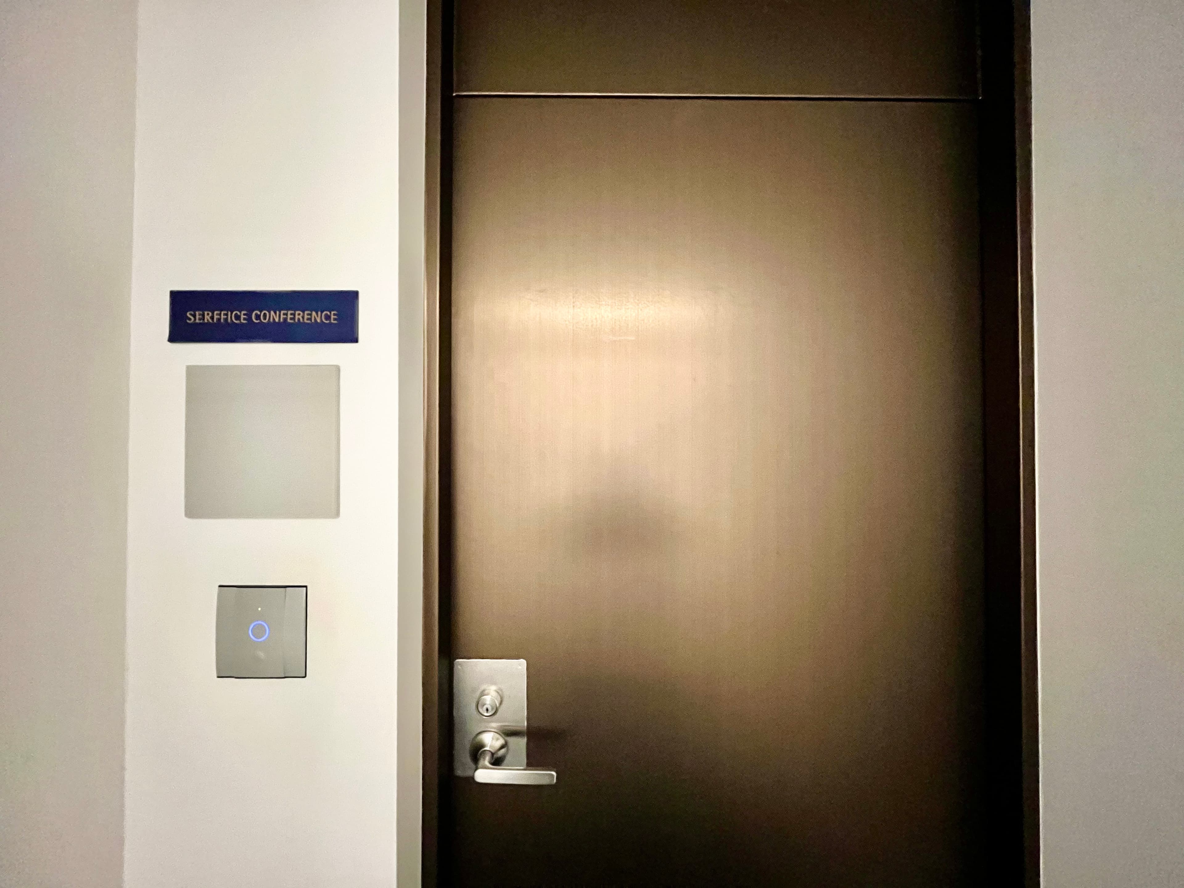 【扉前で予約案内に記載のakerunのURLを開き「開ける」ボタンを押すと開錠されます。】