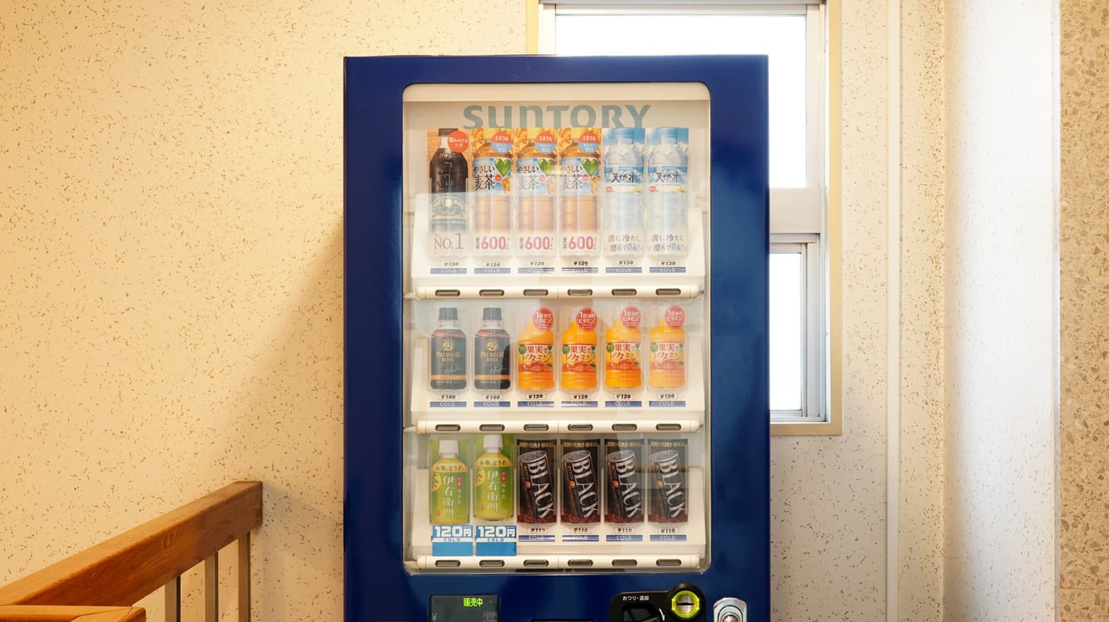 同フロア内に自動販売機がございます。