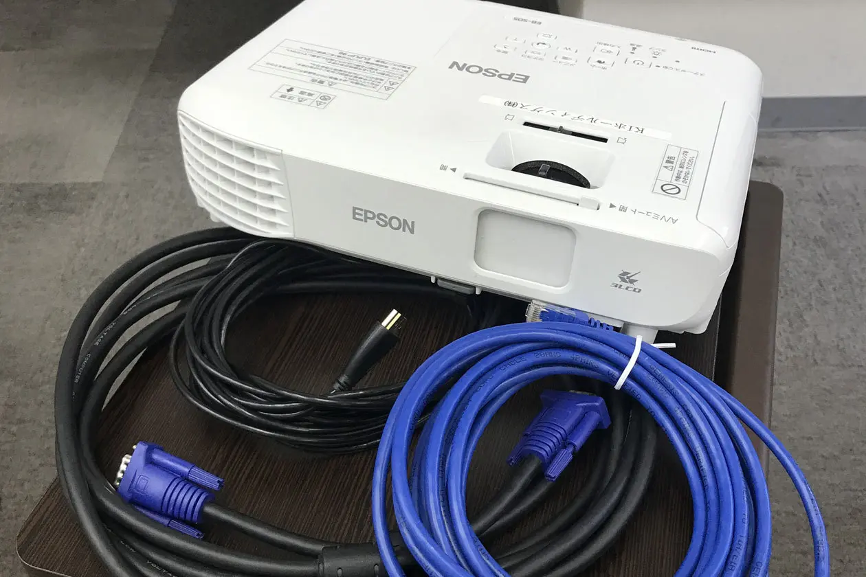 第二会議室もプロジェクター及びスクリーンを無料完備しております。