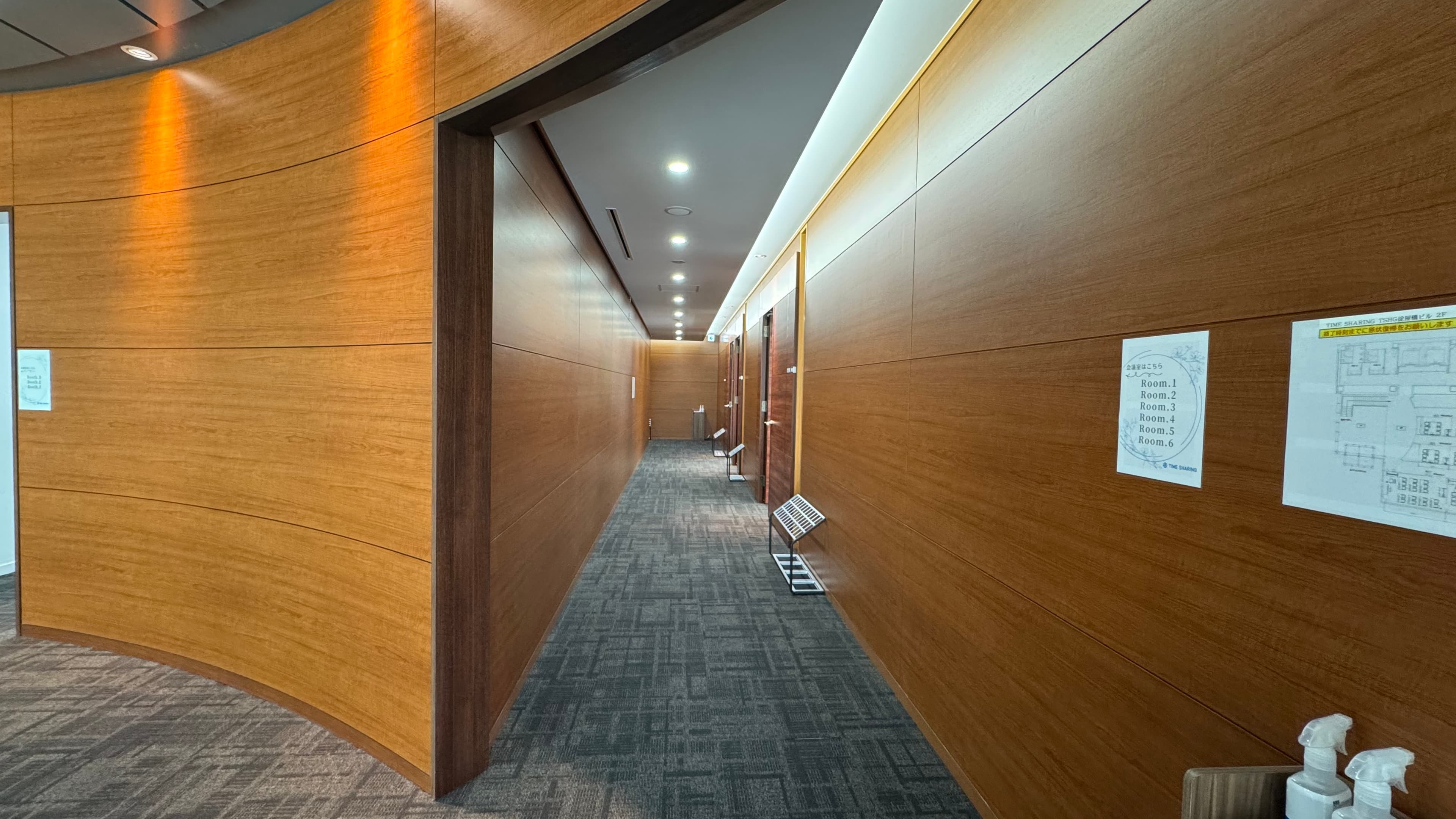 【Room.2は一番奥の通路を入った真ん中の会議室になります。】