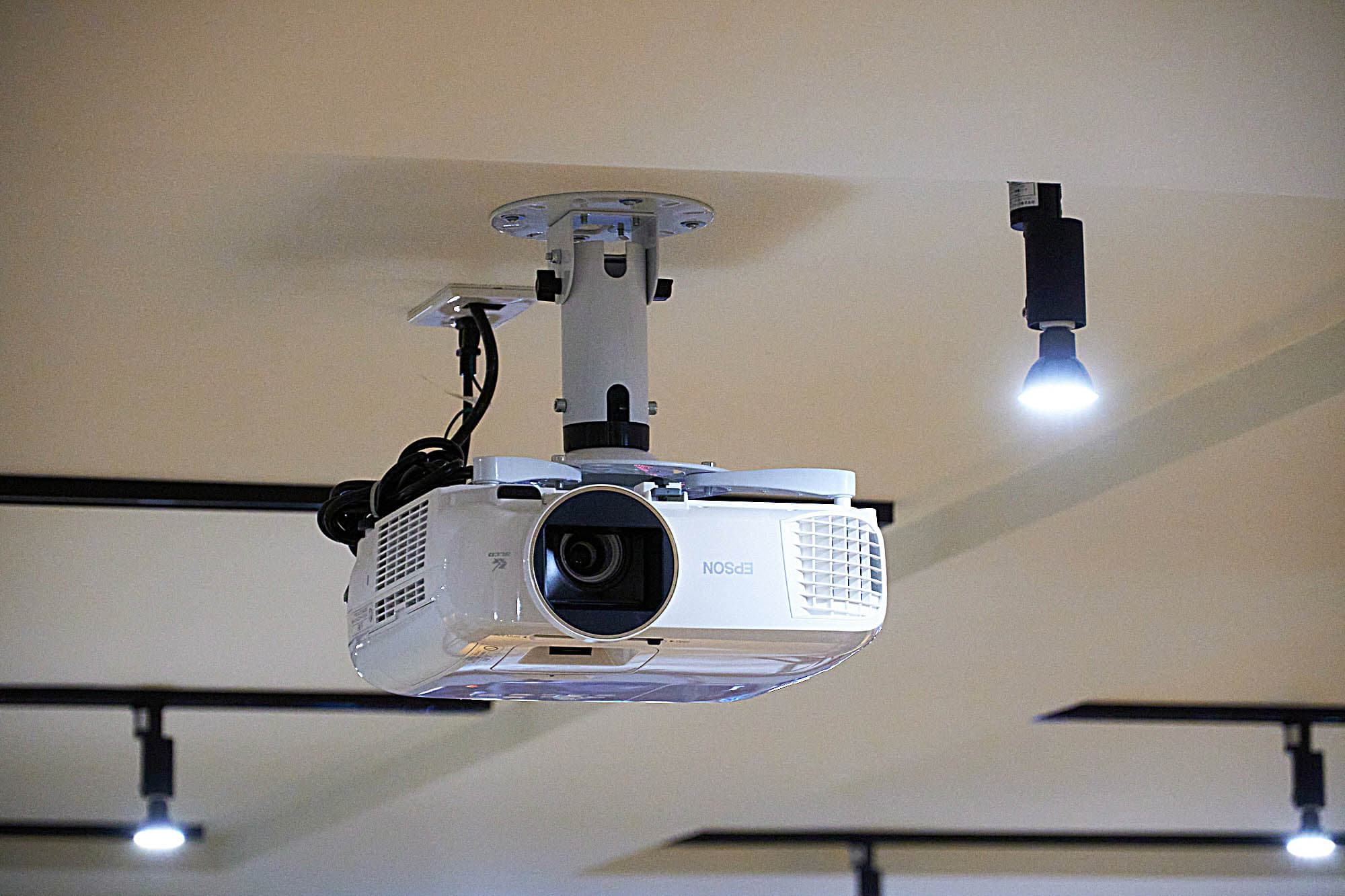 プロジェクター2台 - TIME SHARING 新宿4Aの写真