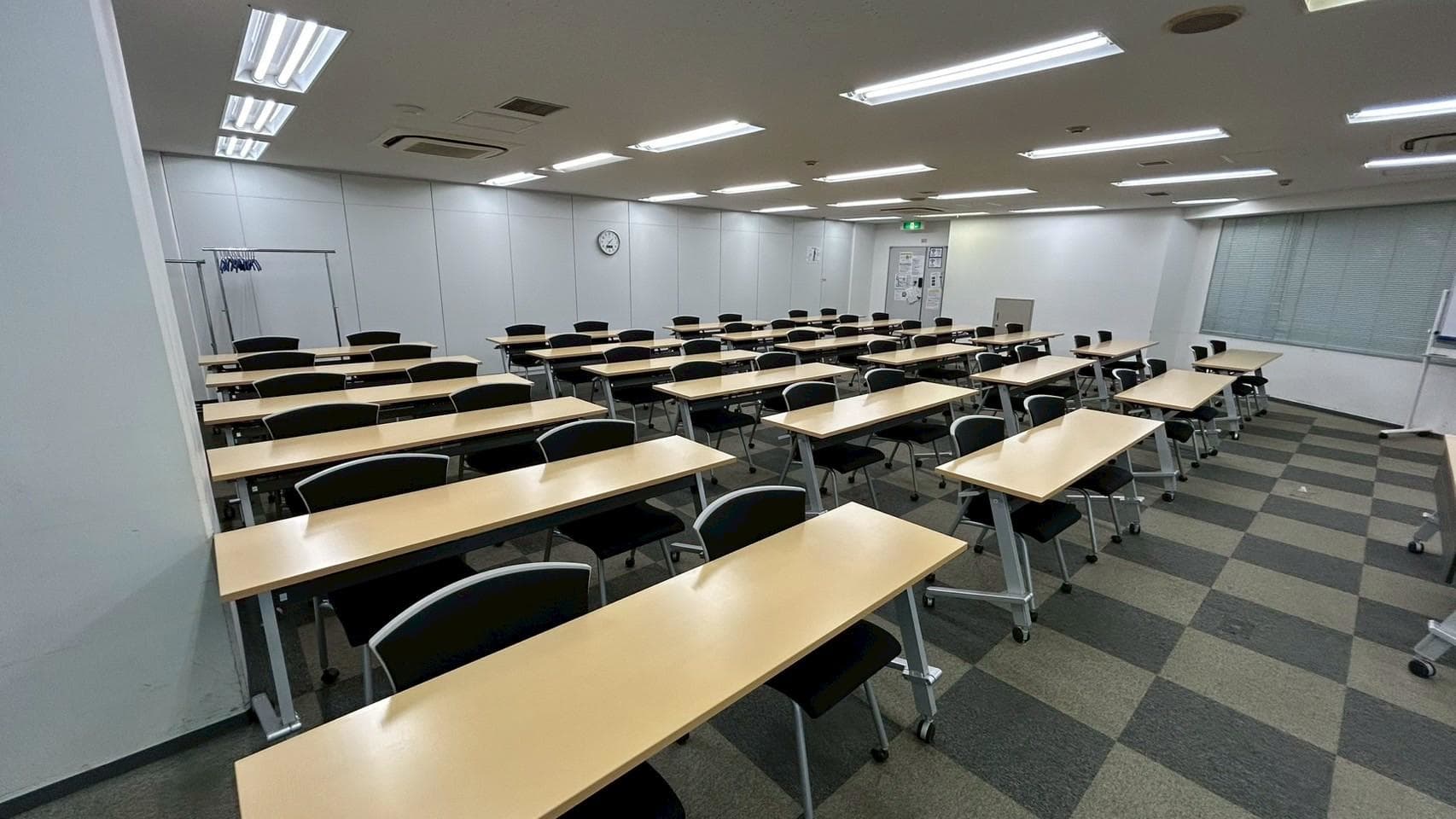 【スクール形式で48名~72名着席可能です!】