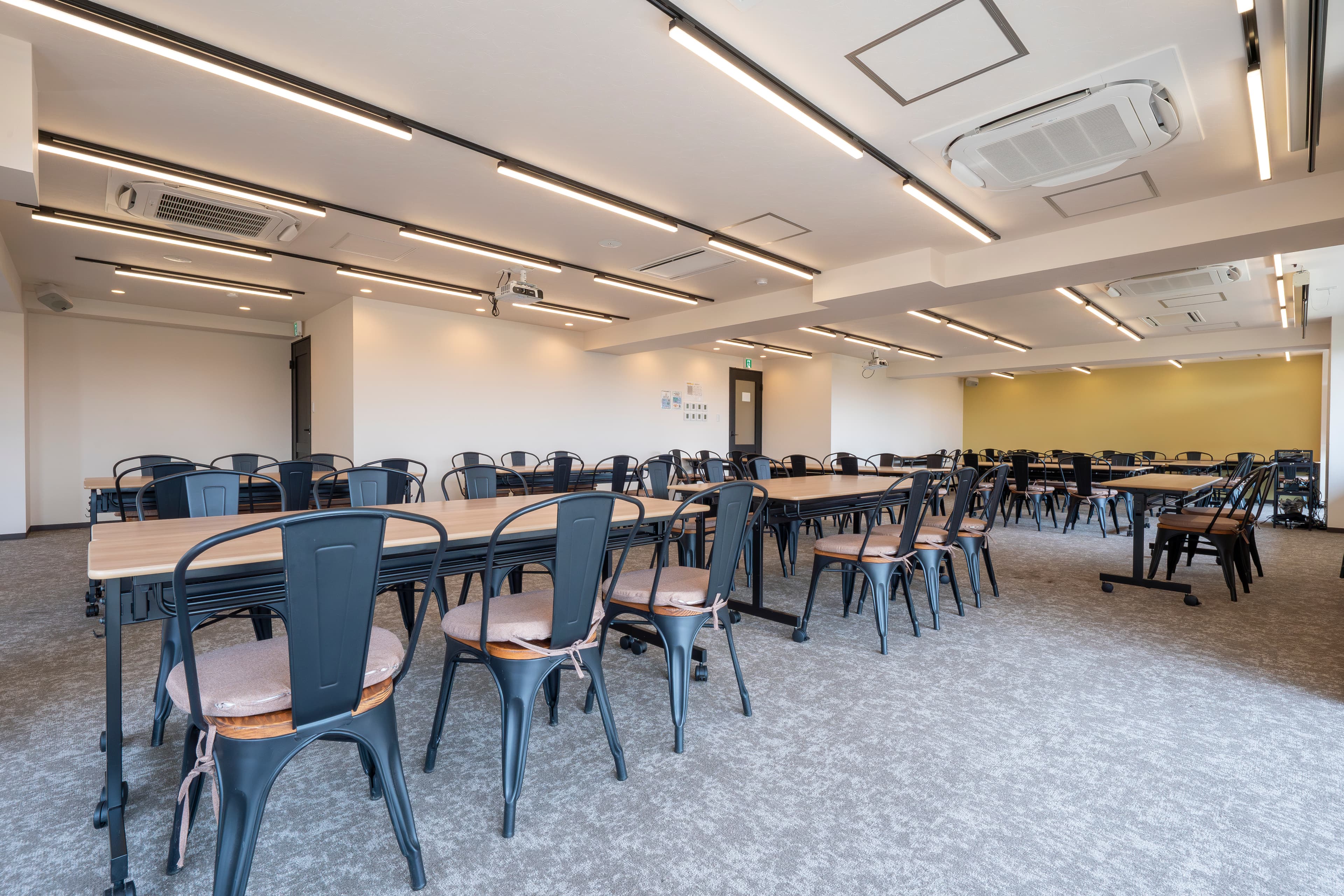 【レイアウト例:島型形式 ※レイアウト変更はお客様自身で行っていただきます】